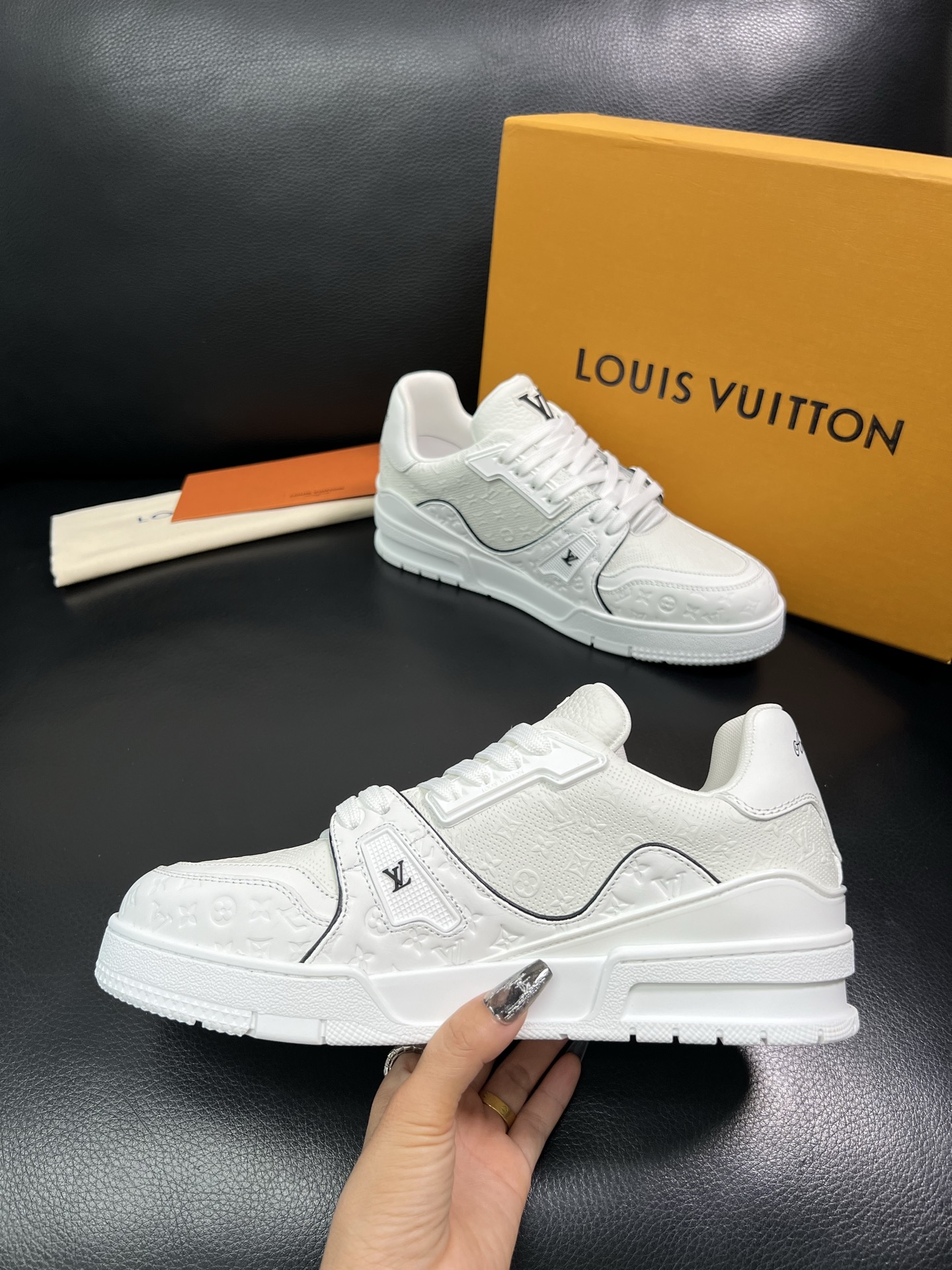 Lv 顶级代购 路易威登，运动板鞋专柜同步，鞋面意大利进口，高品质拼接缤纷色彩复杂工艺品，进口网布里垫柔