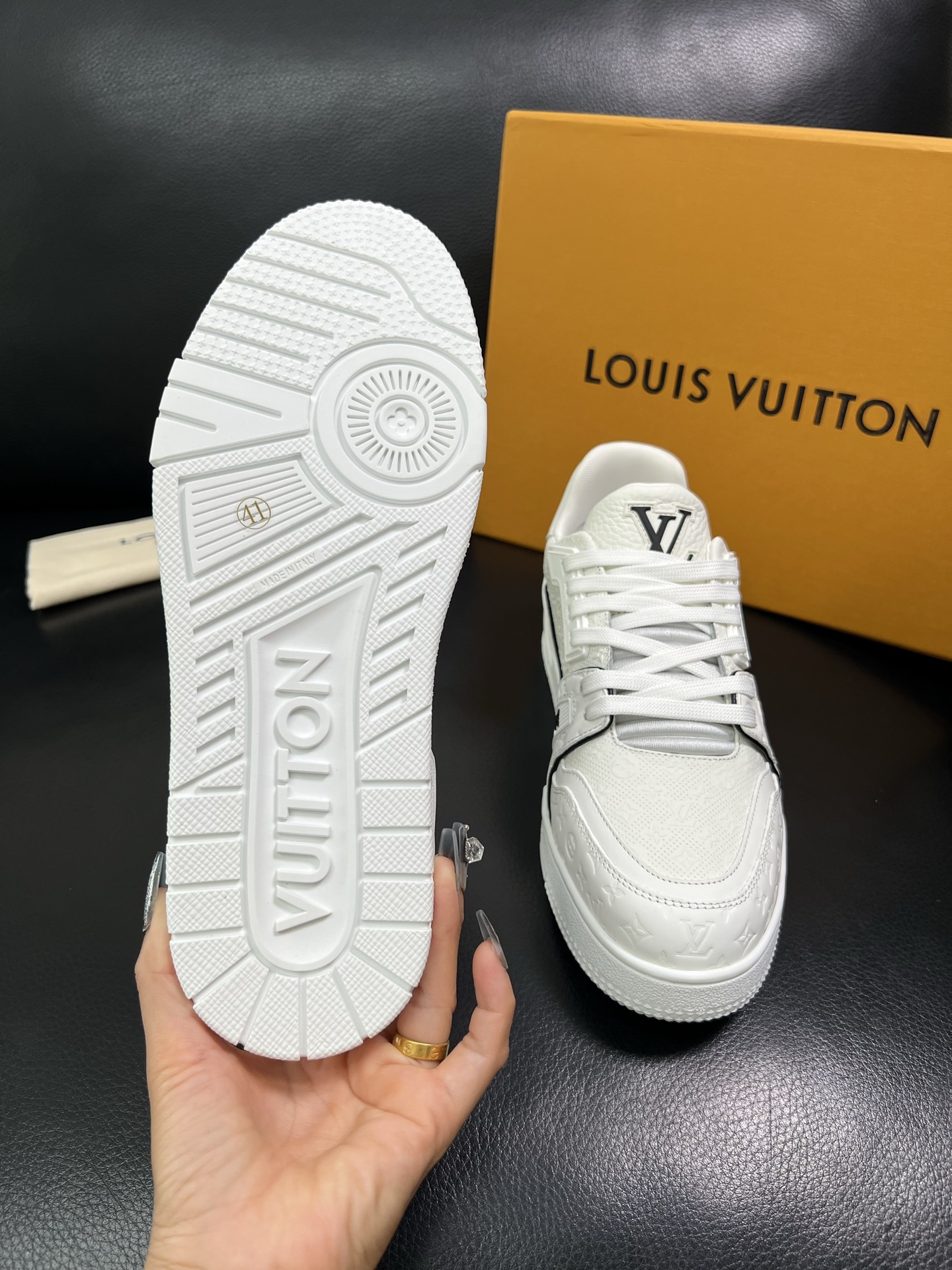 Lv 顶级代购 路易威登，运动板鞋专柜同步，鞋面意大利进口，高品质拼接缤纷色彩复杂工艺品，进口网布里垫柔