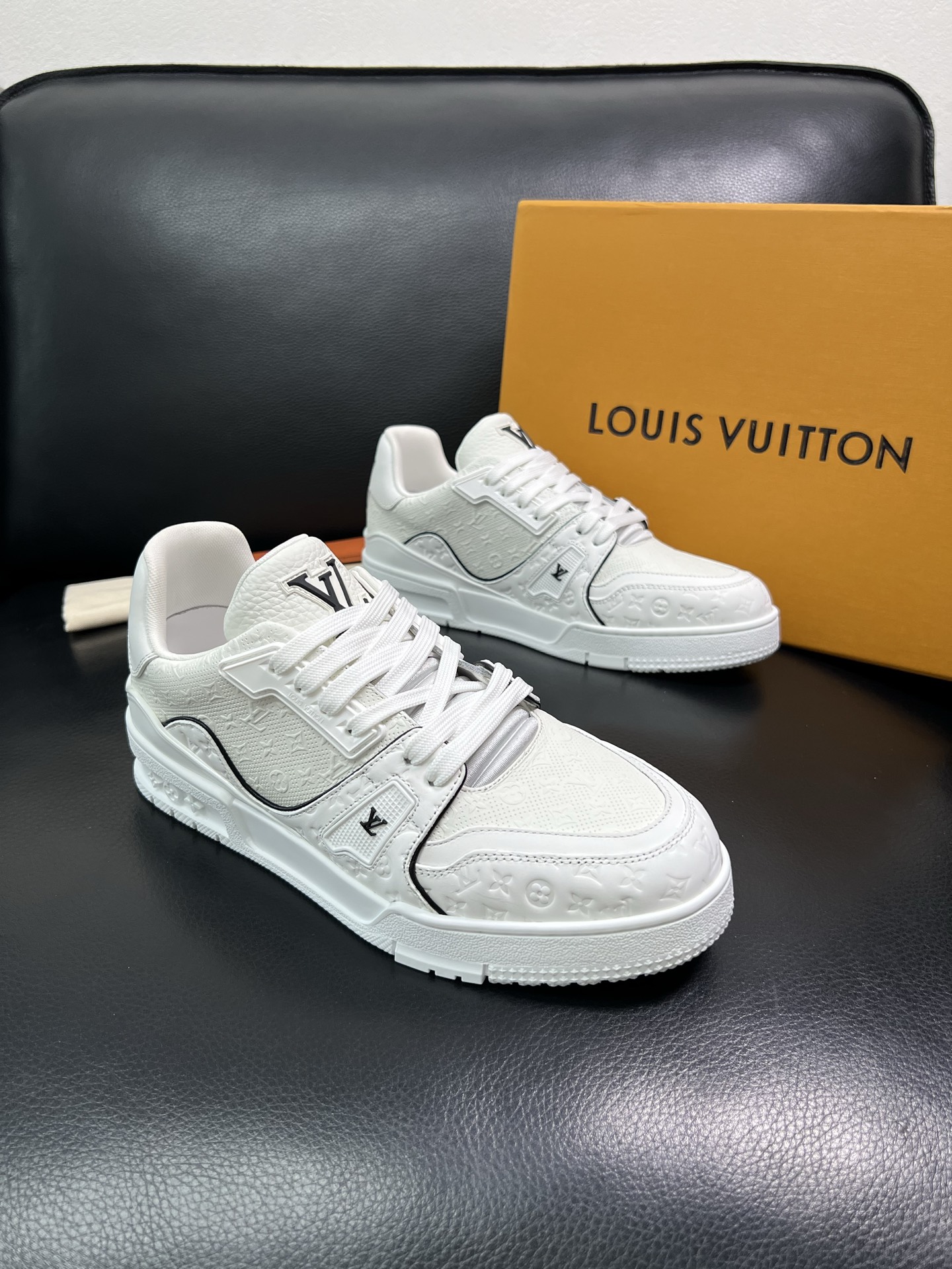 Lv 顶级代购 路易威登，运动板鞋专柜同步，鞋面意大利进口，高品质拼接缤纷色彩复杂工艺品，进口网布里垫柔