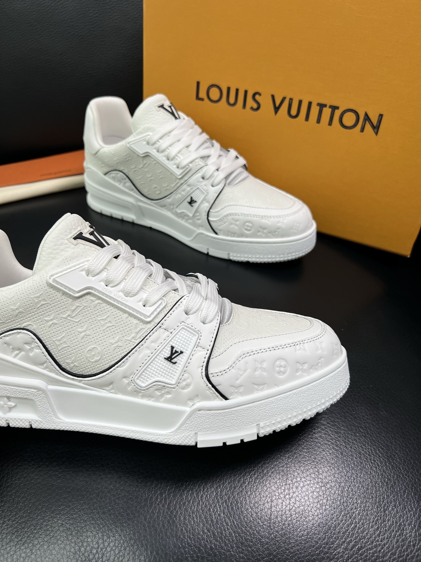 Lv 顶级代购 路易威登，运动板鞋专柜同步，鞋面意大利进口，高品质拼接缤纷色彩复杂工艺品，进口网布里垫柔