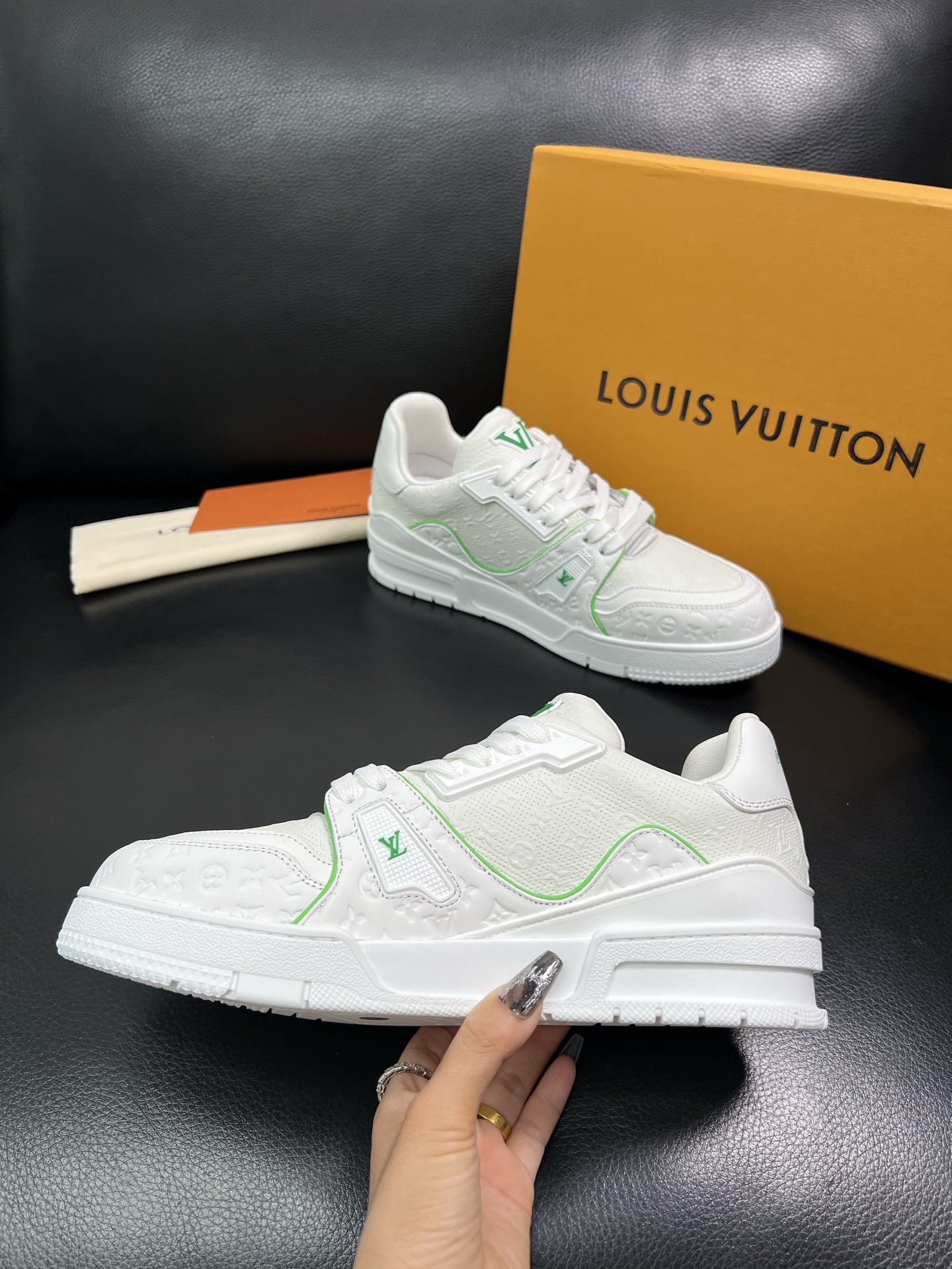 Lv 顶级代购 路易威登，运动板鞋专柜同步，鞋面意大利进口，高品质拼接缤纷色彩复杂工艺品，进口网布里垫柔