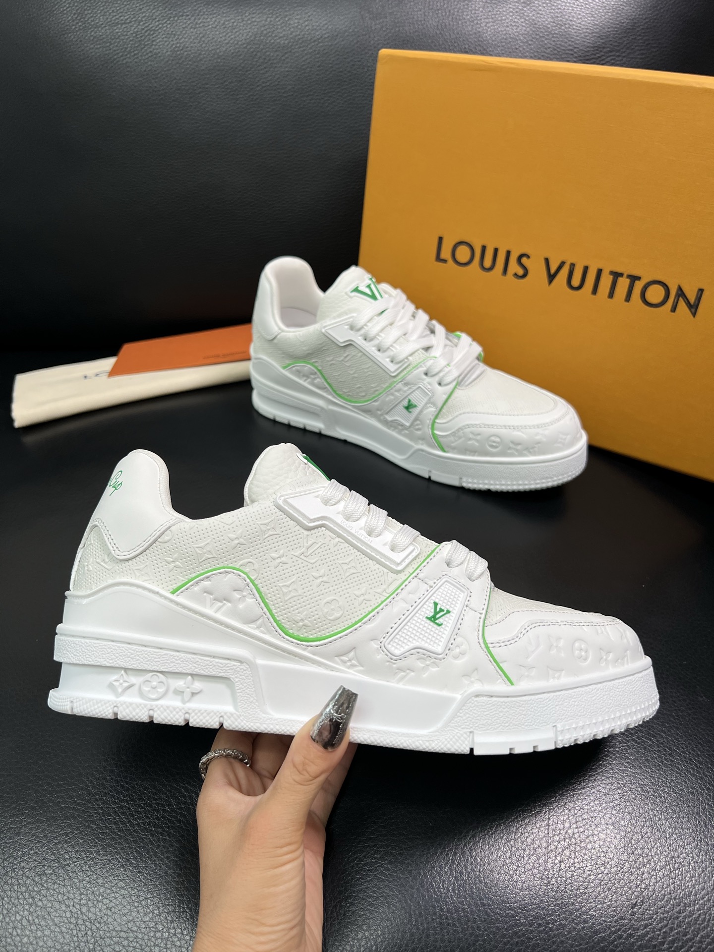 Lv 顶级代购 路易威登，运动板鞋专柜同步，鞋面意大利进口，高品质拼接缤纷色彩复杂工艺品，进口网布里垫柔