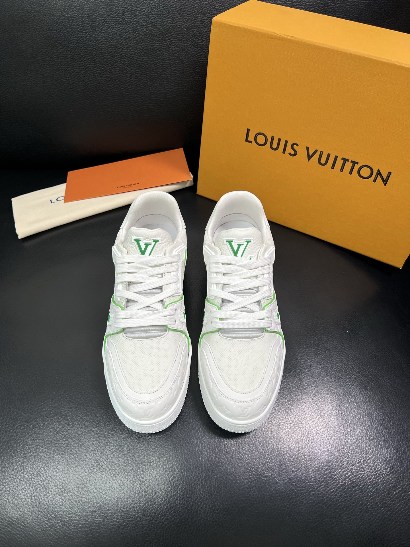 Lv 顶级代购 路易威登，运动板鞋专柜同步，鞋面意大利进口，高品质拼接缤纷色彩复杂工艺品，进口网布里垫柔