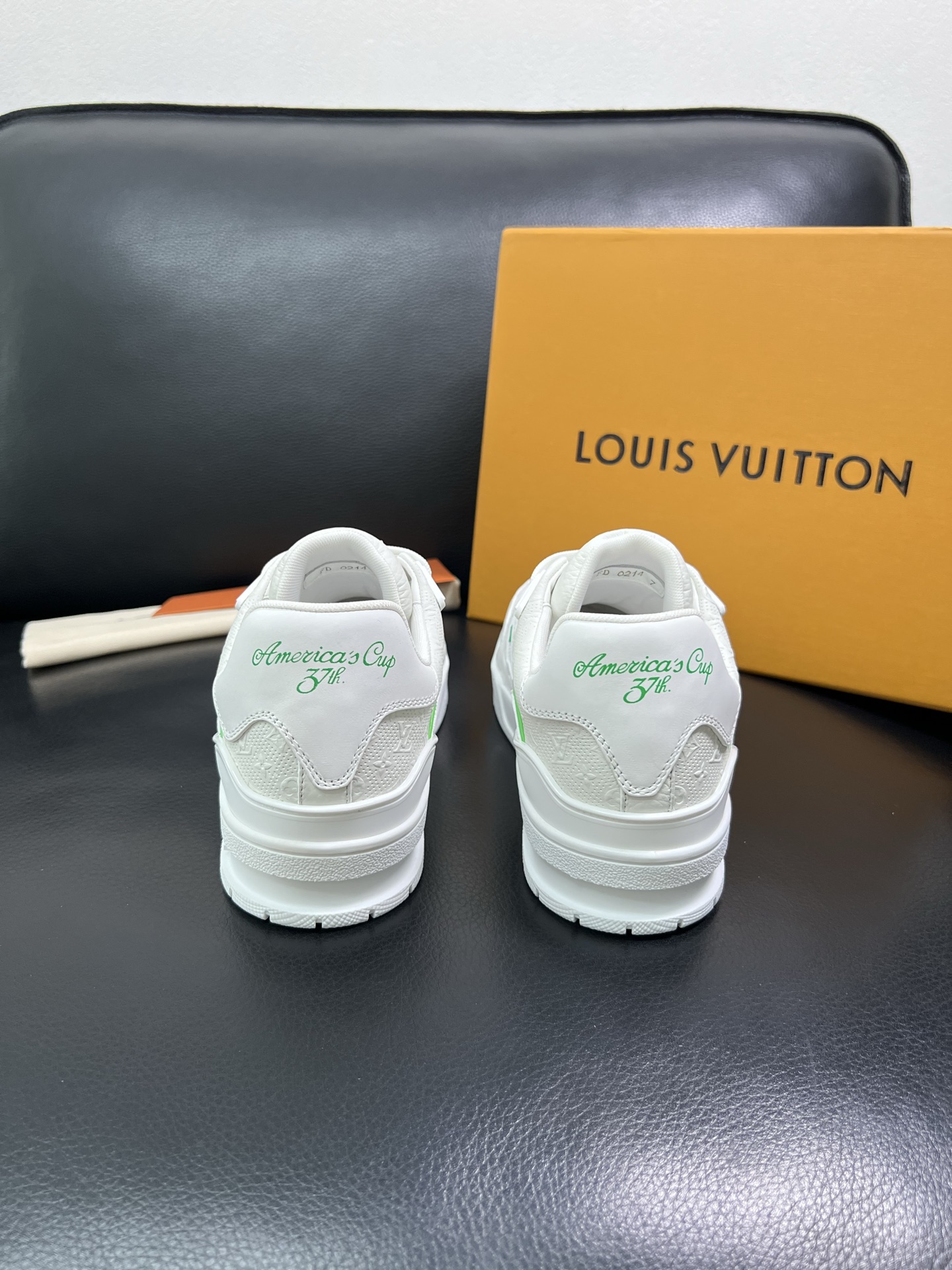 Lv 顶级代购 路易威登，运动板鞋专柜同步，鞋面意大利进口，高品质拼接缤纷色彩复杂工艺品，进口网布里垫柔