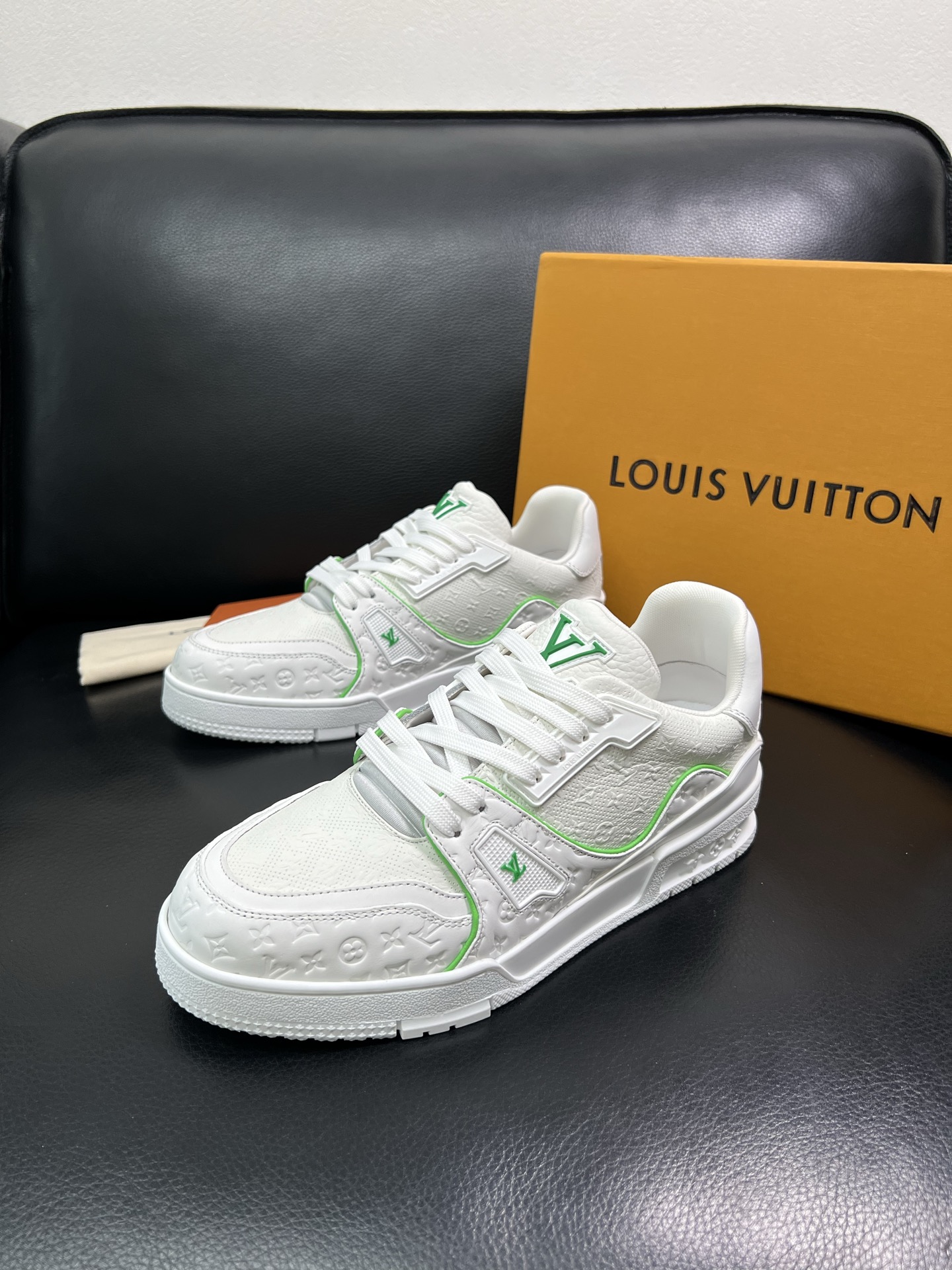 Lv 顶级代购 路易威登，运动板鞋专柜同步，鞋面意大利进口，高品质拼接缤纷色彩复杂工艺品，进口网布里垫柔