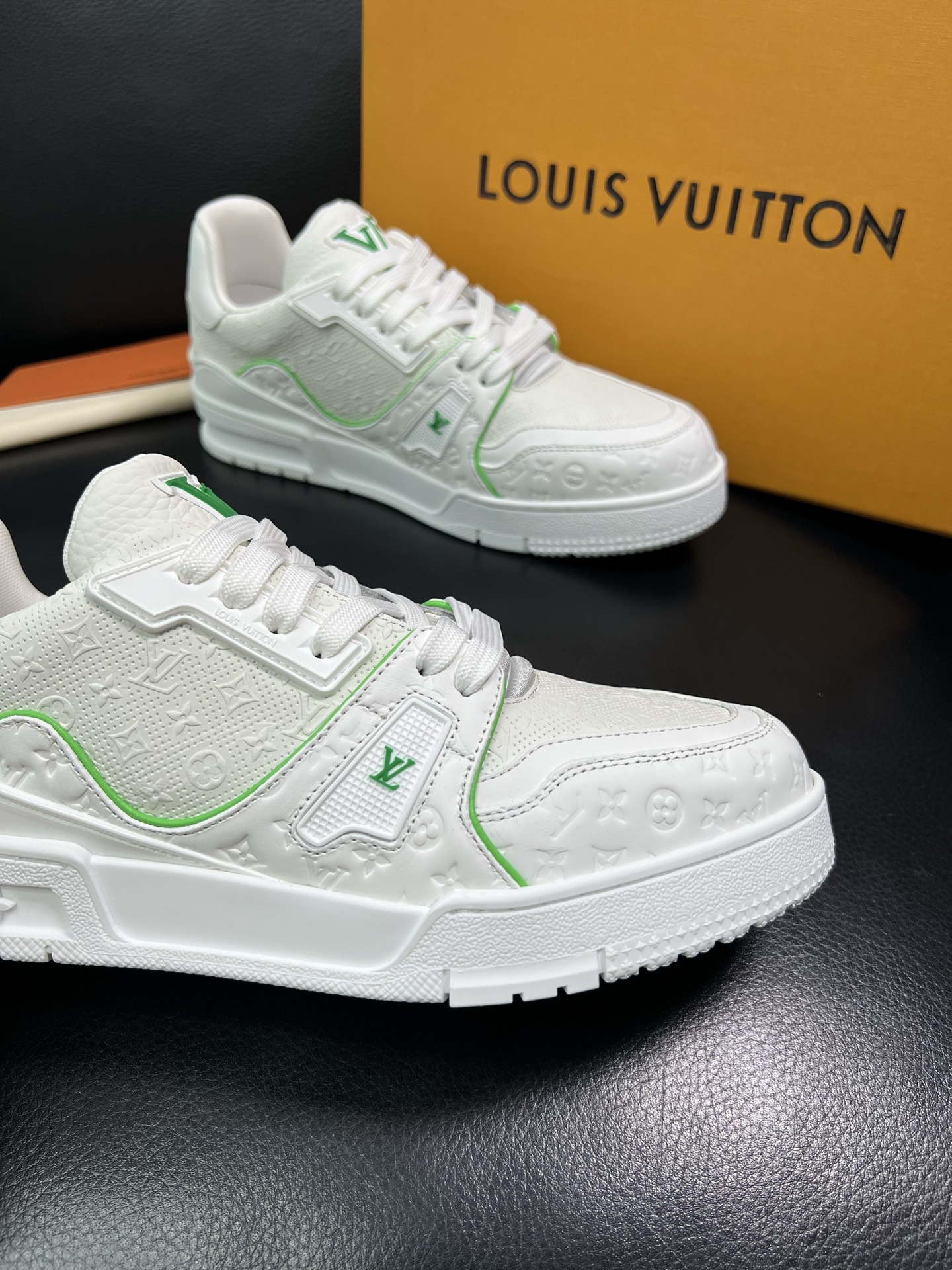 Lv 顶级代购 路易威登，运动板鞋专柜同步，鞋面意大利进口，高品质拼接缤纷色彩复杂工艺品，进口网布里垫柔