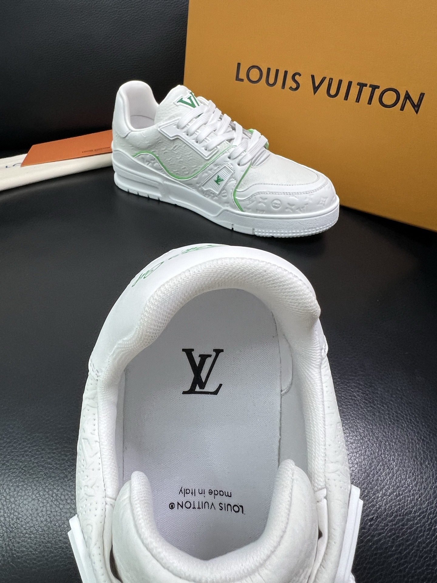 Lv 顶级代购 路易威登，运动板鞋专柜同步，鞋面意大利进口，高品质拼接缤纷色彩复杂工艺品，进口网布里垫柔