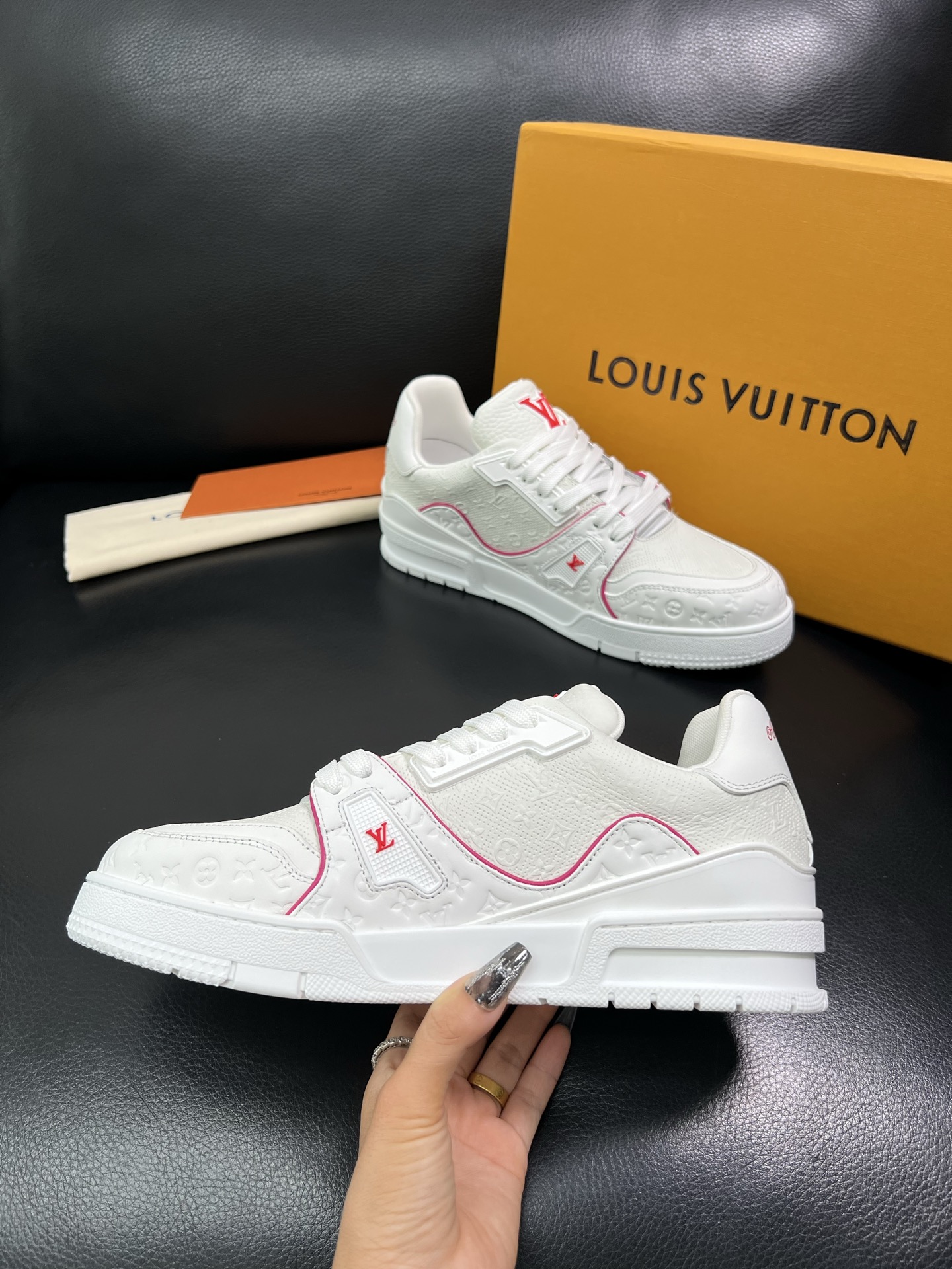 Lv 顶级代购 路易威登，运动板鞋专柜同步，鞋面意大利进口，高品质拼接缤纷色彩复杂工艺品，进口网布里垫柔