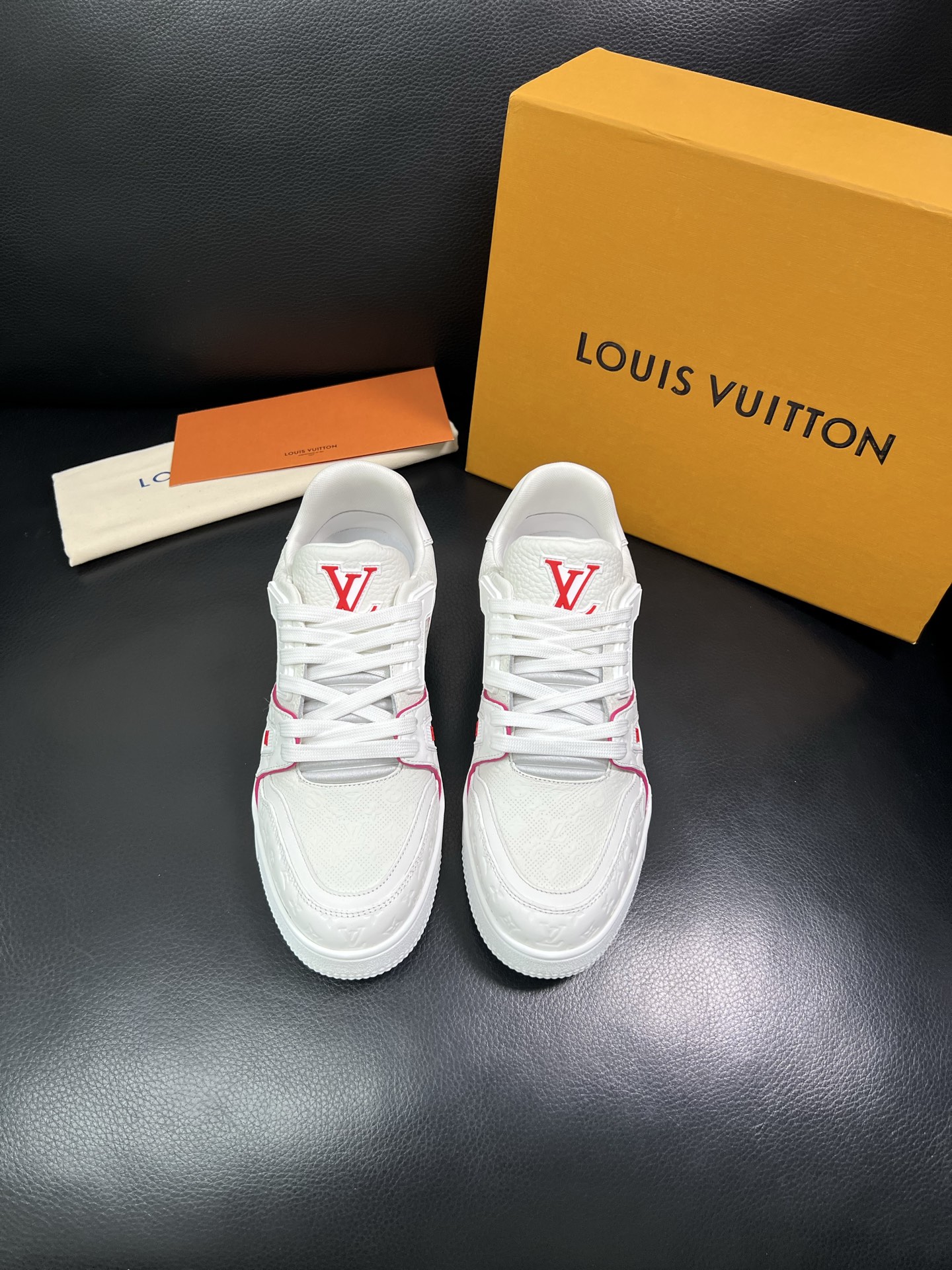 Lv 顶级代购 路易威登，运动板鞋专柜同步，鞋面意大利进口，高品质拼接缤纷色彩复杂工艺品，进口网布里垫柔