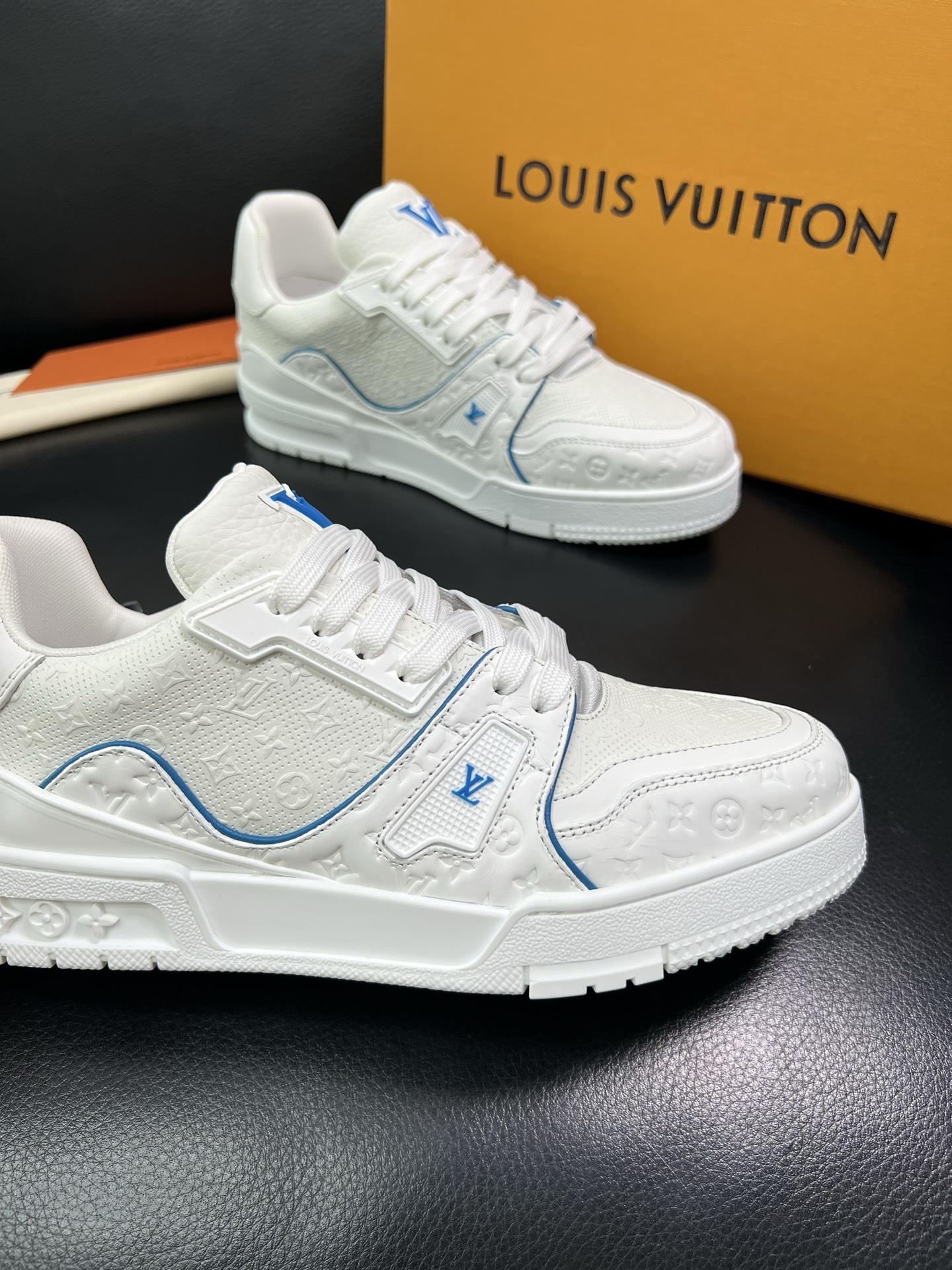 Lv 顶级代购 路易威登，运动板鞋专柜同步，鞋面意大利进口，高品质拼接缤纷色彩复杂工艺品，进口网布里垫柔