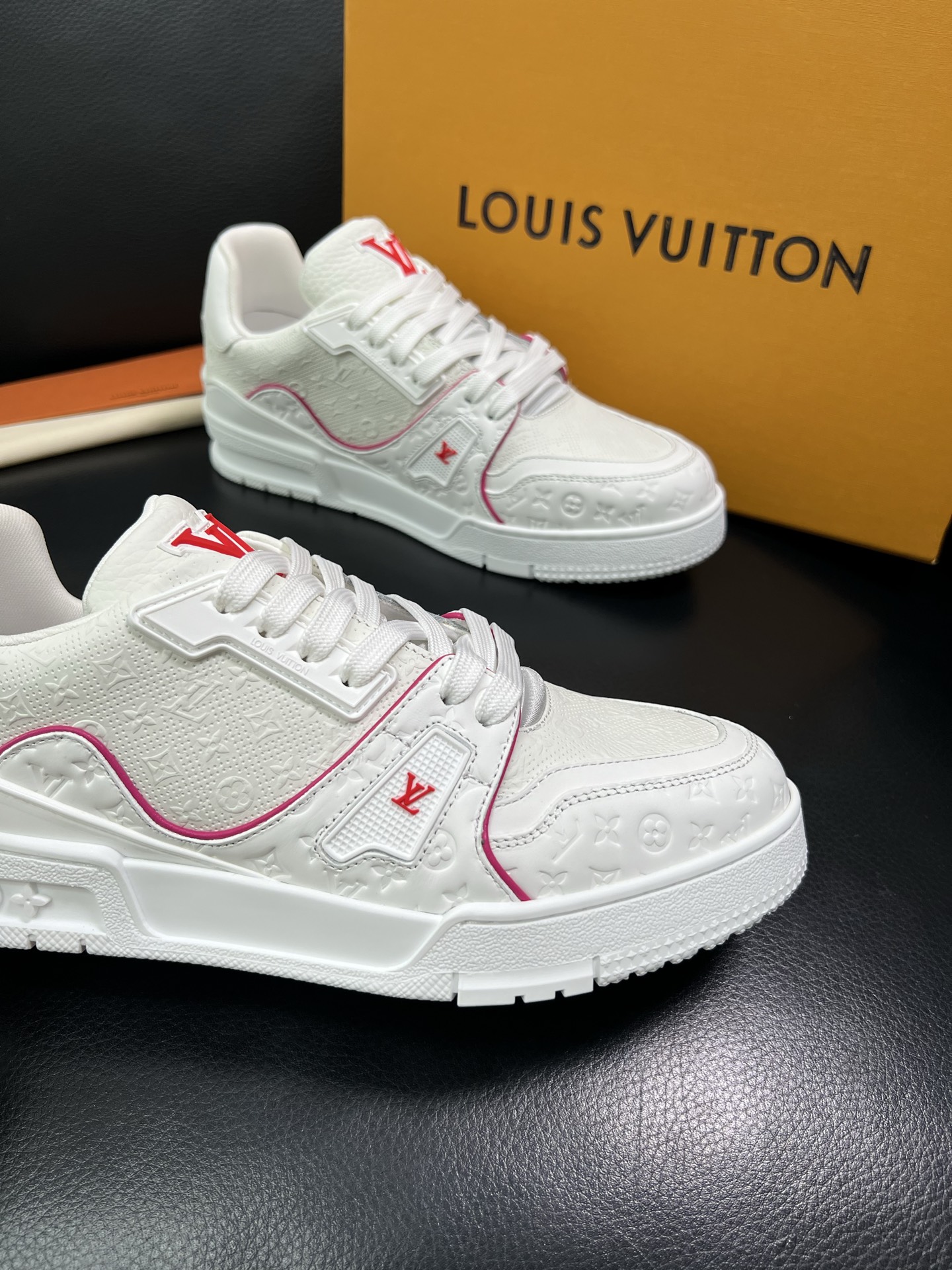 Lv 顶级代购 路易威登，运动板鞋专柜同步，鞋面意大利进口，高品质拼接缤纷色彩复杂工艺品，进口网布里垫柔