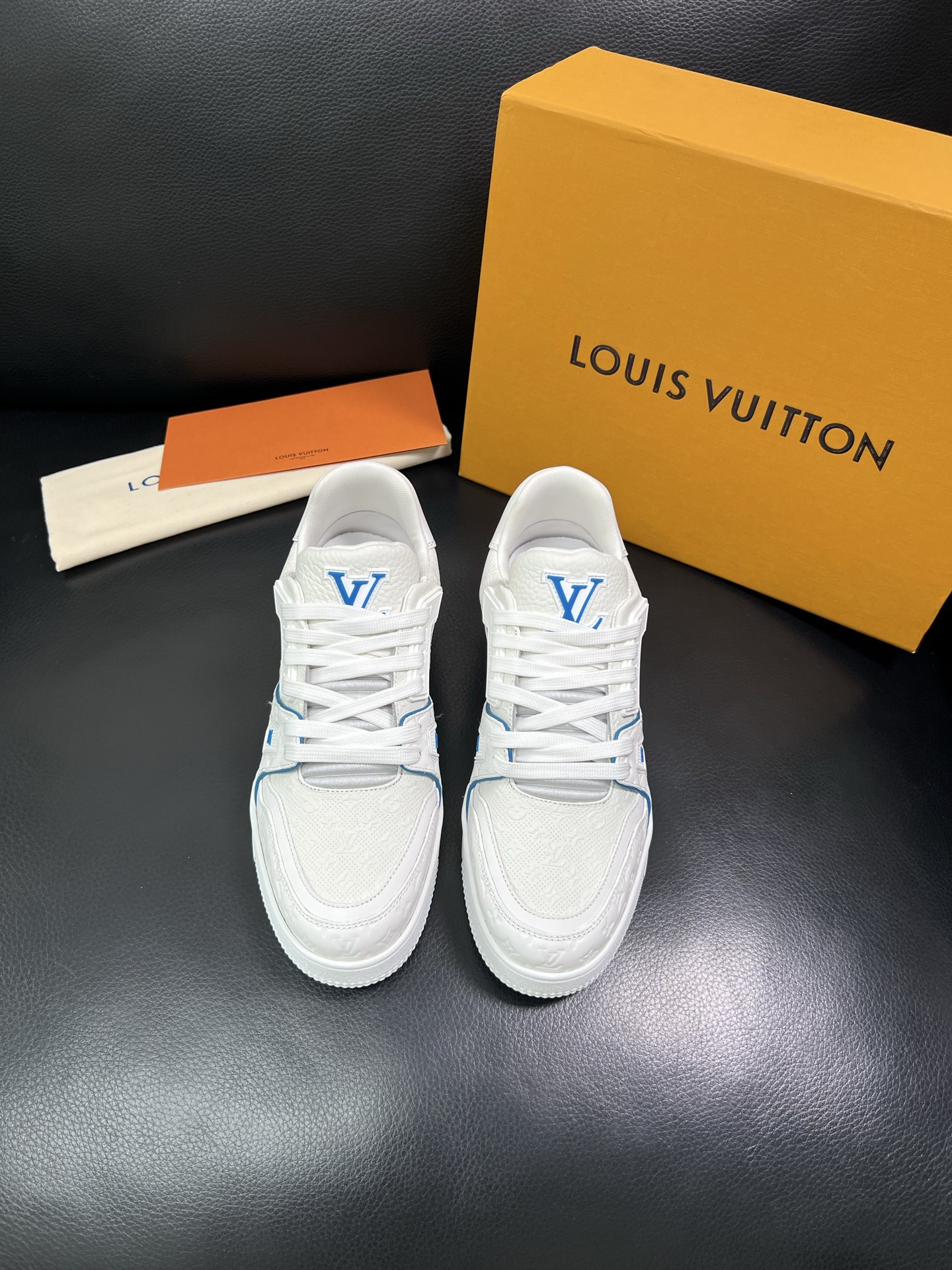 Lv 顶级代购 路易威登，运动板鞋专柜同步，鞋面意大利进口，高品质拼接缤纷色彩复杂工艺品，进口网布里垫柔