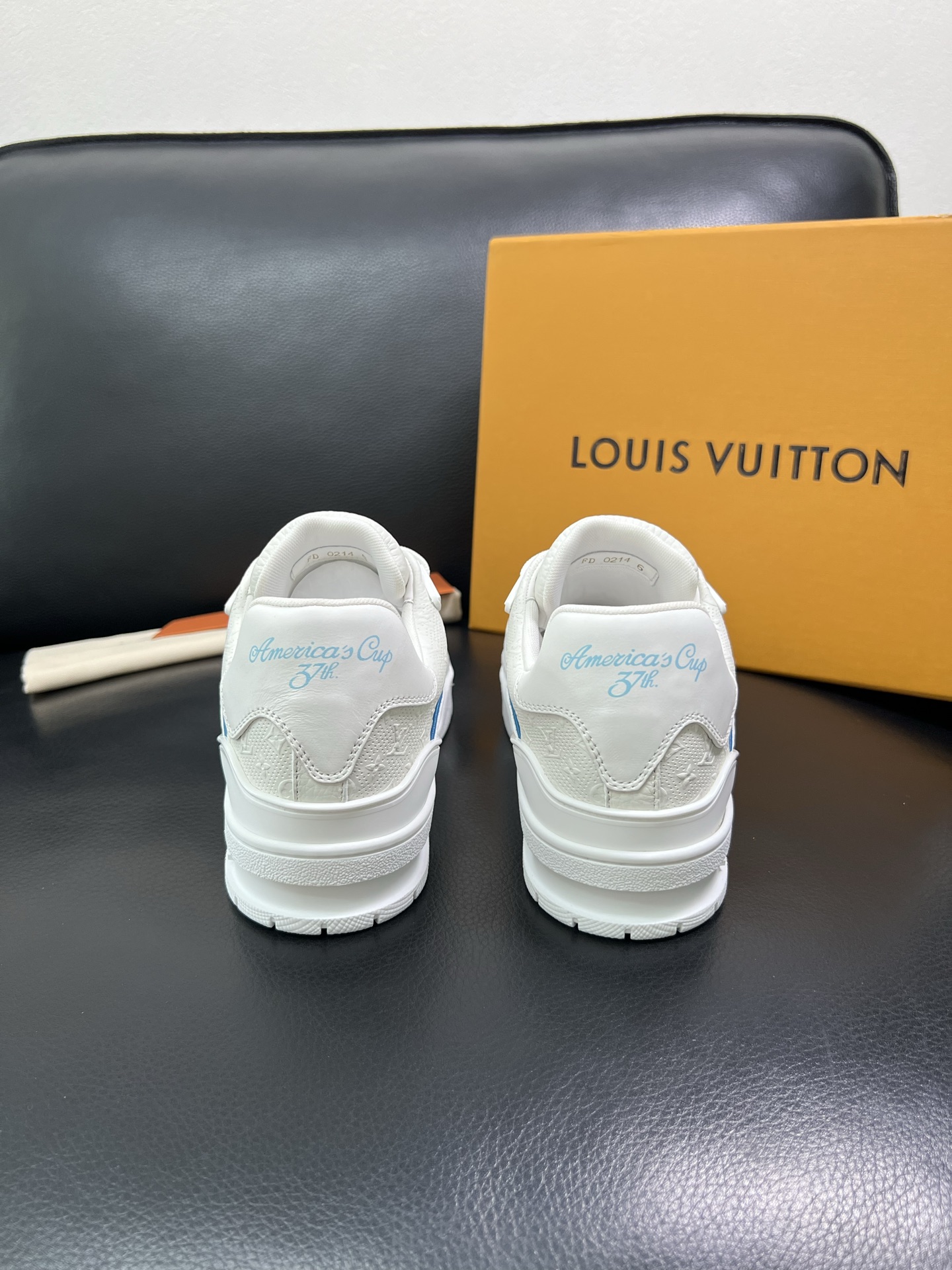 Lv 顶级代购 路易威登，运动板鞋专柜同步，鞋面意大利进口，高品质拼接缤纷色彩复杂工艺品，进口网布里垫柔