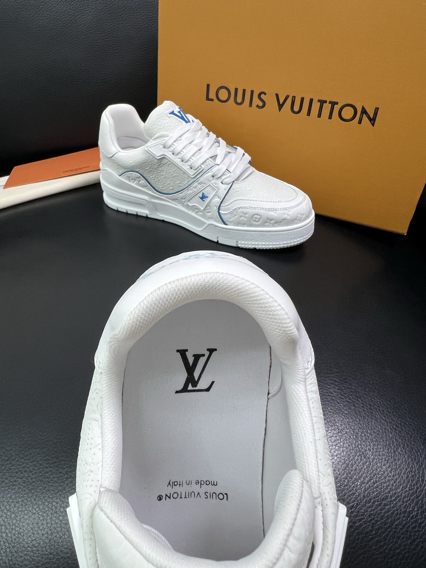 Lv 顶级代购 路易威登，运动板鞋专柜同步，鞋面意大利进口，高品质拼接缤纷色彩复杂工艺品，进口网布里垫柔