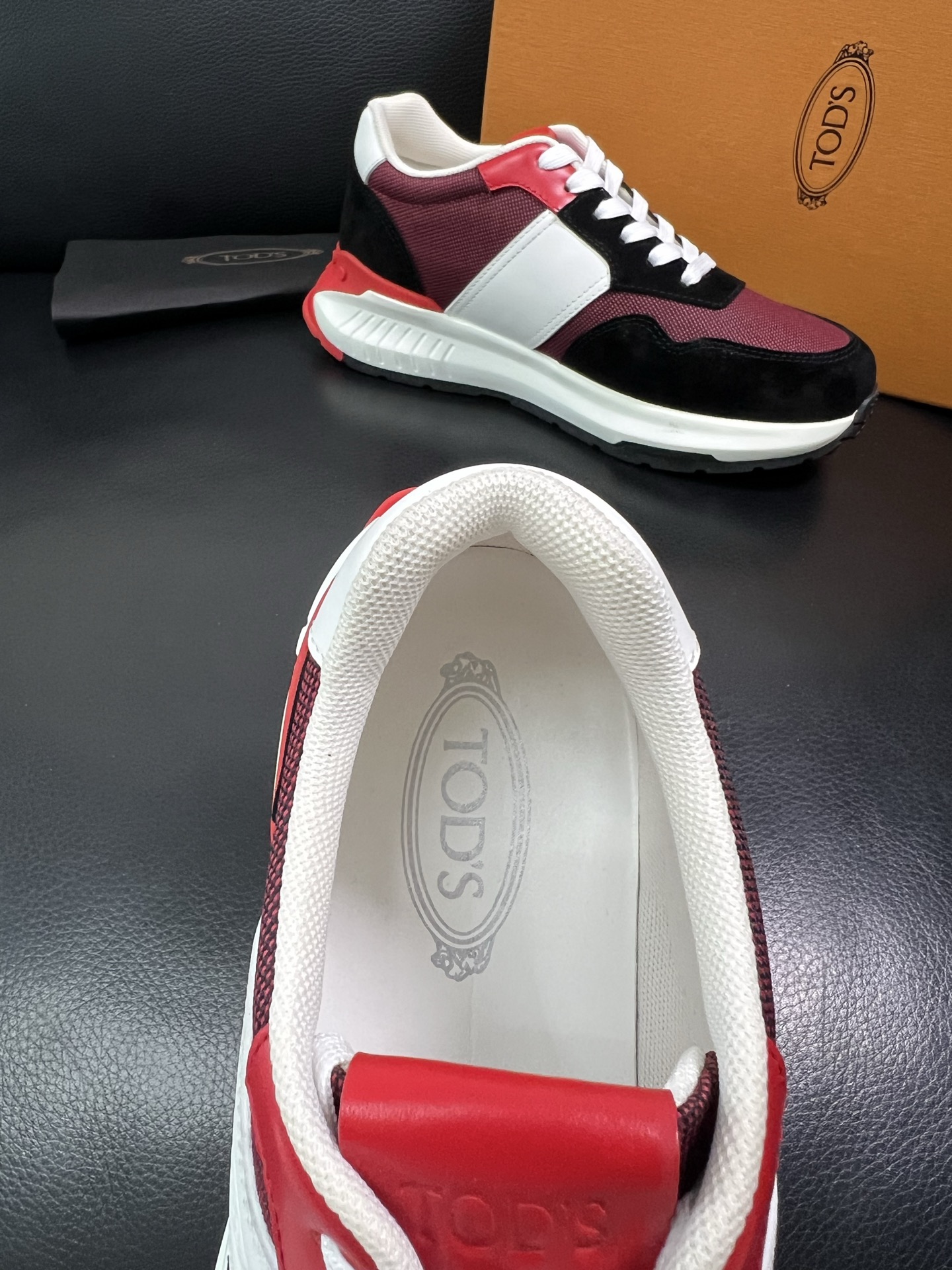 Tods 顶级代购 托德斯 专柜新款，原厂配置意大利进口牛皮搭配网布面料，高品质复杂拼接工艺，经典的外观