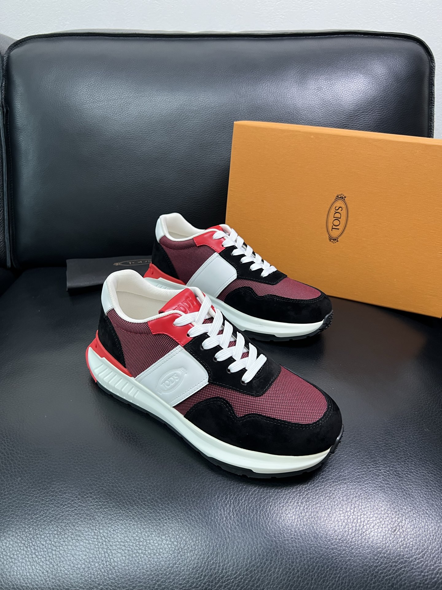 Tods 顶级代购 托德斯 专柜新款，原厂配置意大利进口牛皮搭配网布面料，高品质复杂拼接工艺，经典的外观