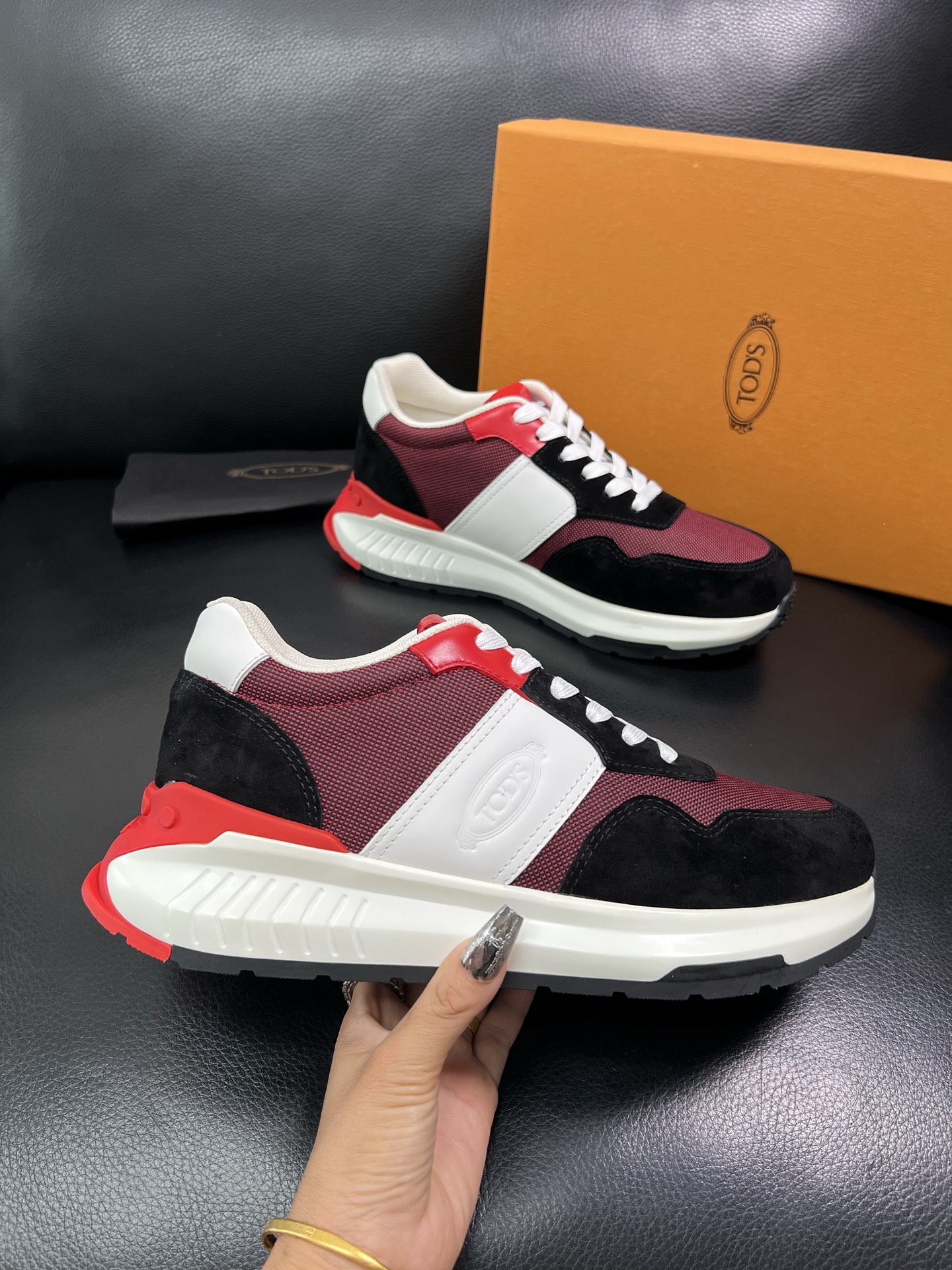 Tods 顶级代购 托德斯 专柜新款，原厂配置意大利进口牛皮搭配网布面料，高品质复杂拼接工艺，经典的外观