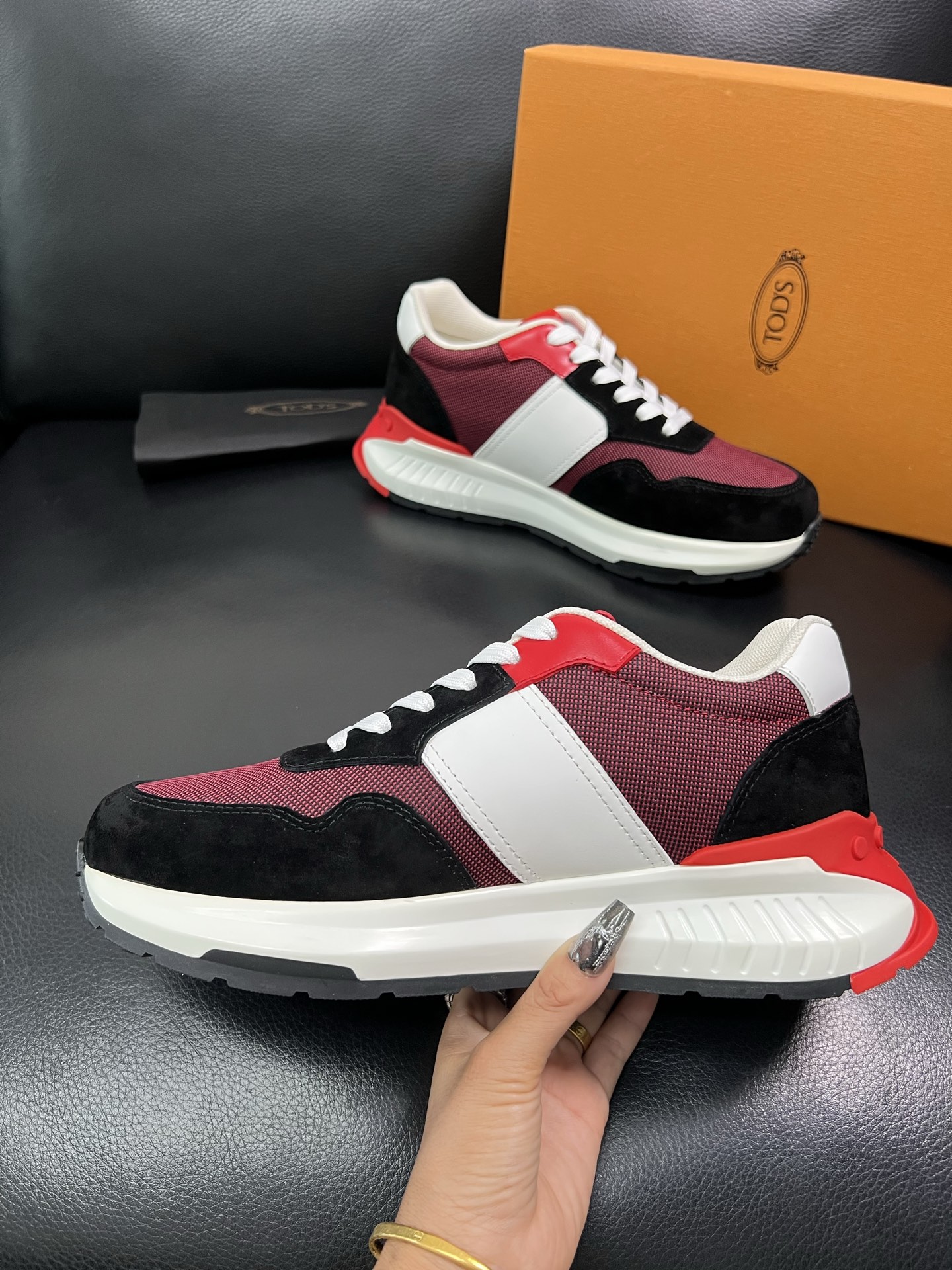 Tods 顶级代购 托德斯 专柜新款，原厂配置意大利进口牛皮搭配网布面料，高品质复杂拼接工艺，经典的外观
