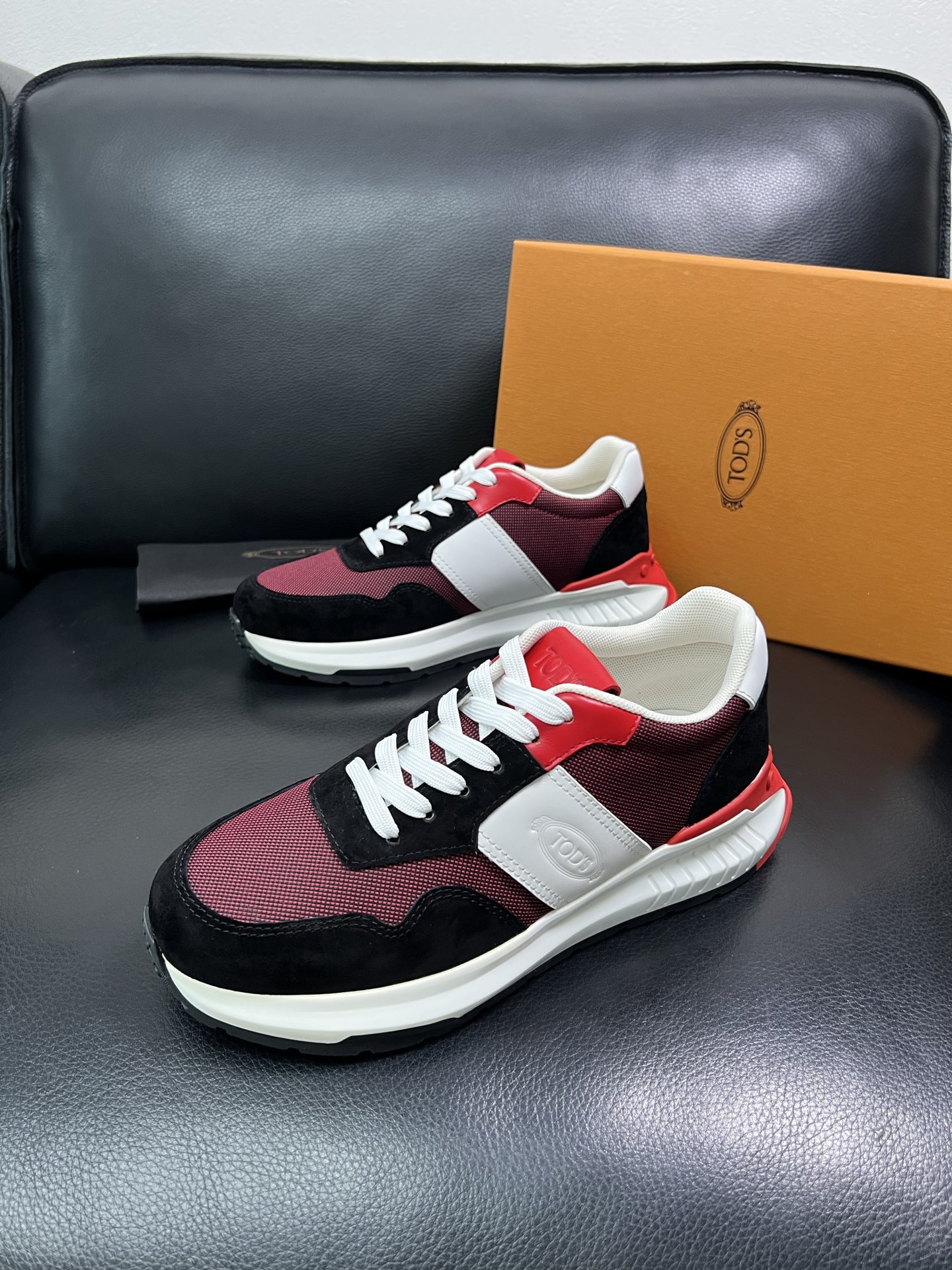 Tods 顶级代购 托德斯 专柜新款，原厂配置意大利进口牛皮搭配网布面料，高品质复杂拼接工艺，经典的外观