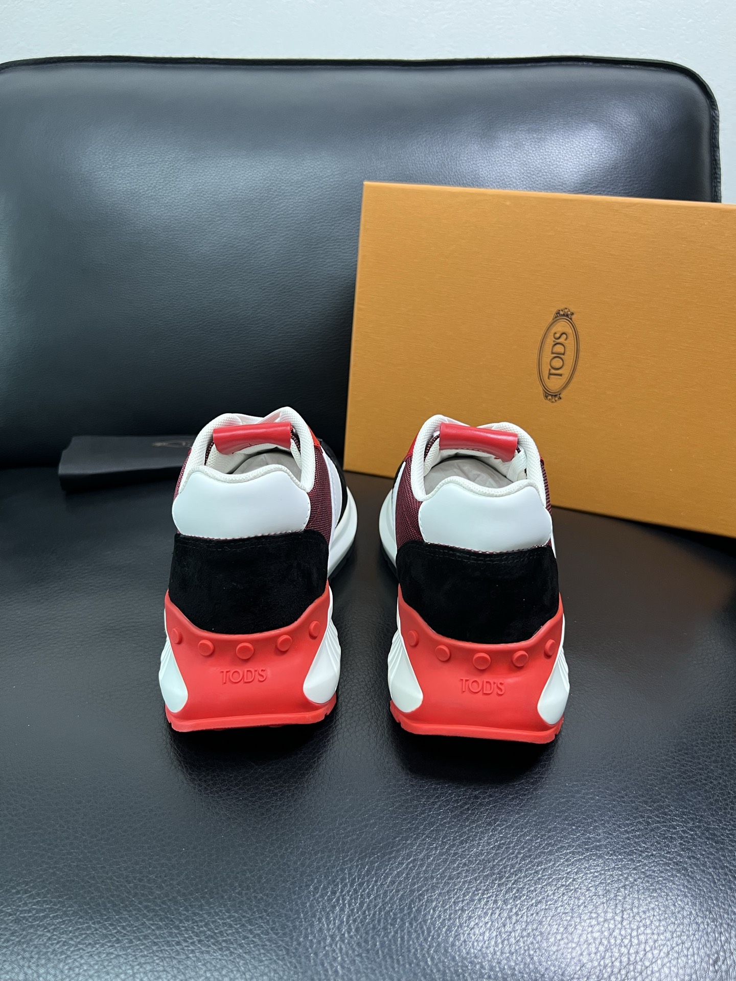 Tods 顶级代购 托德斯 专柜新款，原厂配置意大利进口牛皮搭配网布面料，高品质复杂拼接工艺，经典的外观