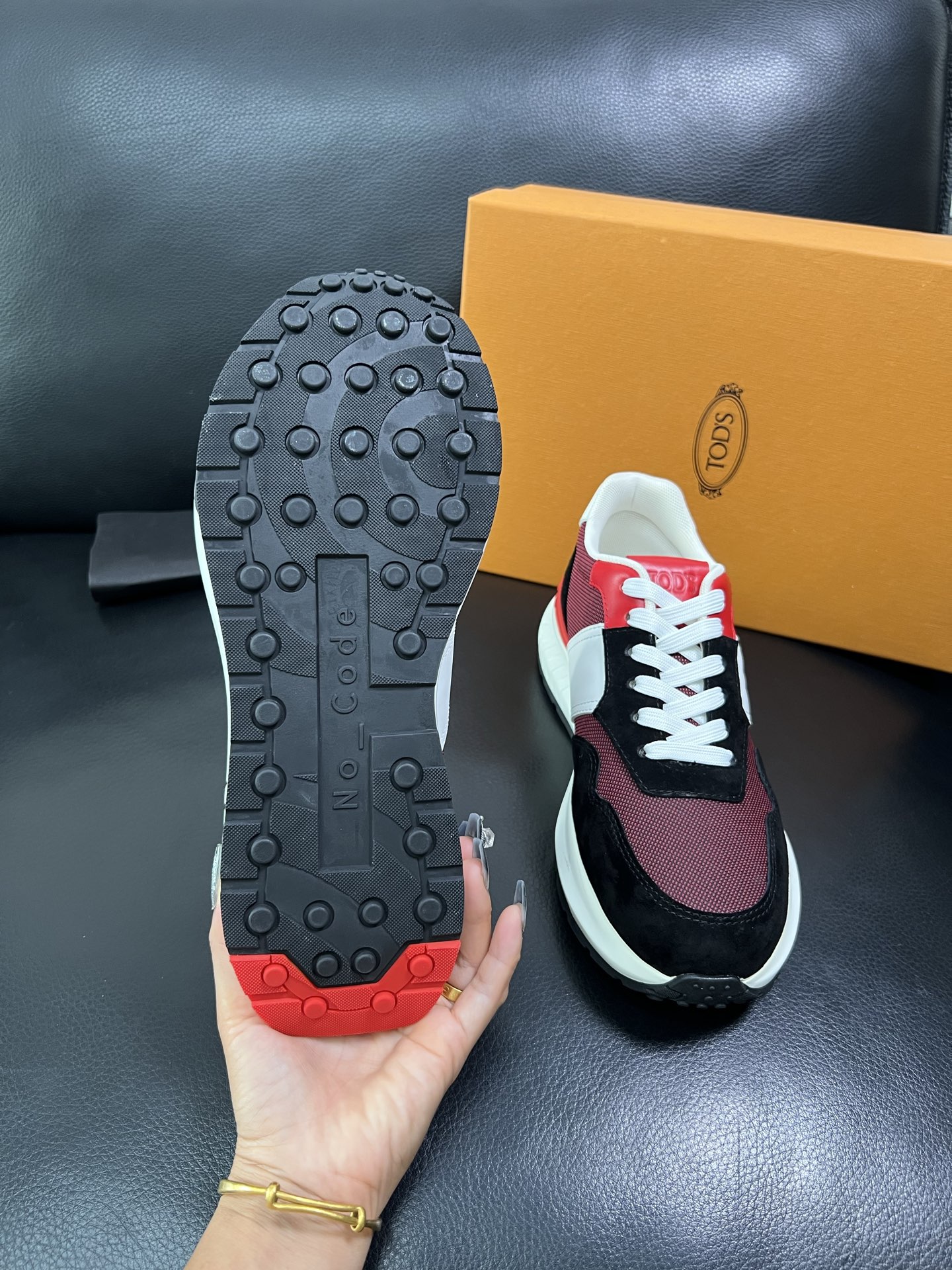 Tods 顶级代购 托德斯 专柜新款，原厂配置意大利进口牛皮搭配网布面料，高品质复杂拼接工艺，经典的外观