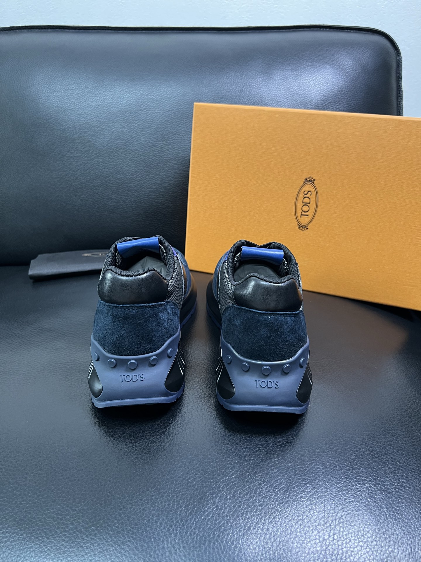 Tods 顶级代购 托德斯 专柜新款，原厂配置意大利进口牛皮搭配网布面料，高品质复杂拼接工艺，经典的外观