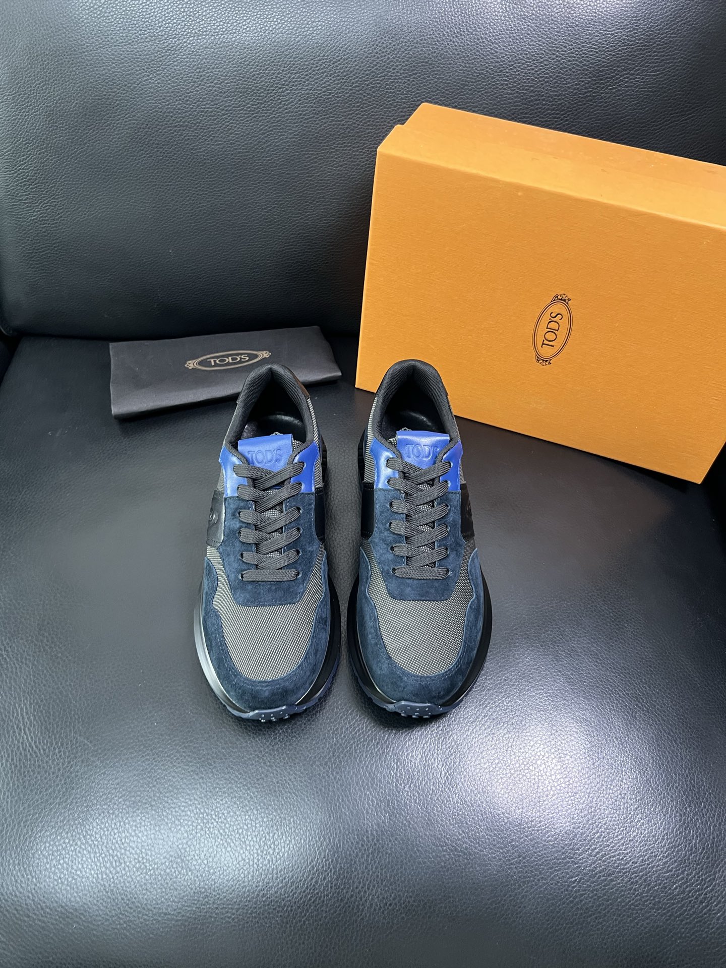 Tods 顶级代购 托德斯 专柜新款，原厂配置意大利进口牛皮搭配网布面料，高品质复杂拼接工艺，经典的外观