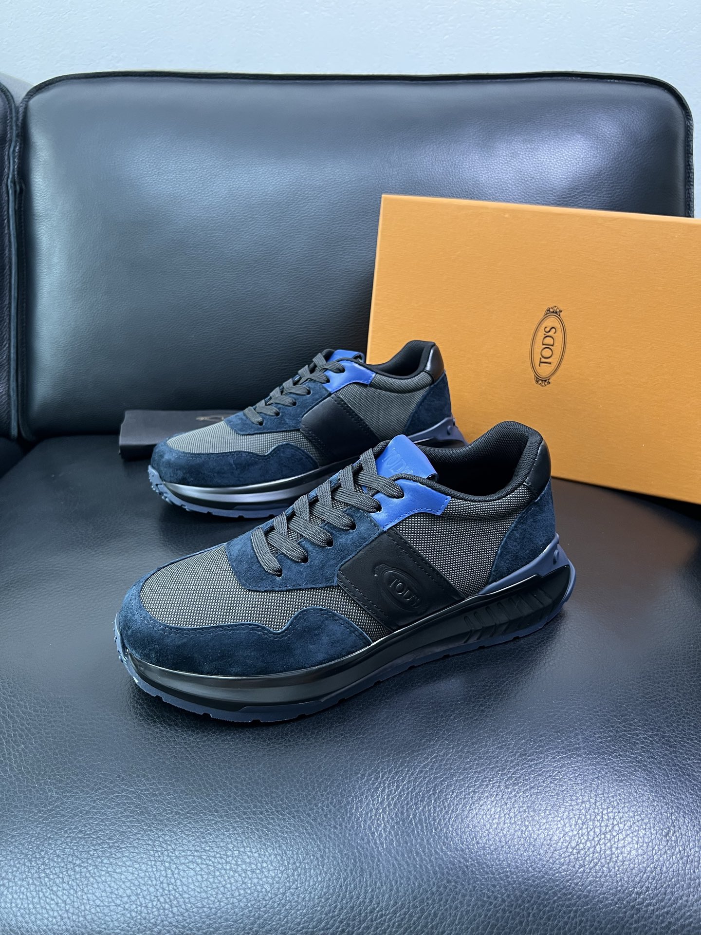 Tods 顶级代购 托德斯 专柜新款，原厂配置意大利进口牛皮搭配网布面料，高品质复杂拼接工艺，经典的外观