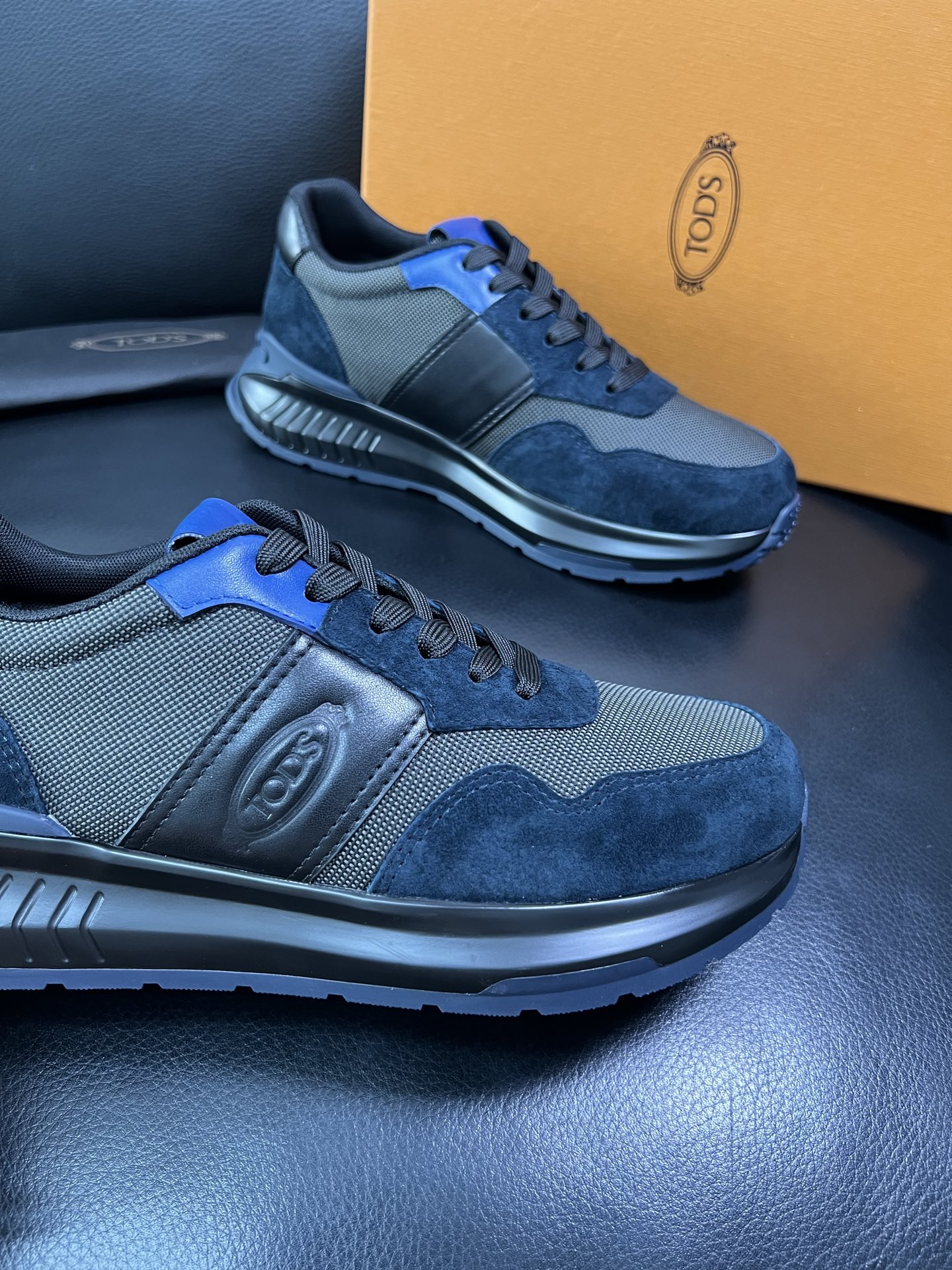 Tods 顶级代购 托德斯 专柜新款，原厂配置意大利进口牛皮搭配网布面料，高品质复杂拼接工艺，经典的外观