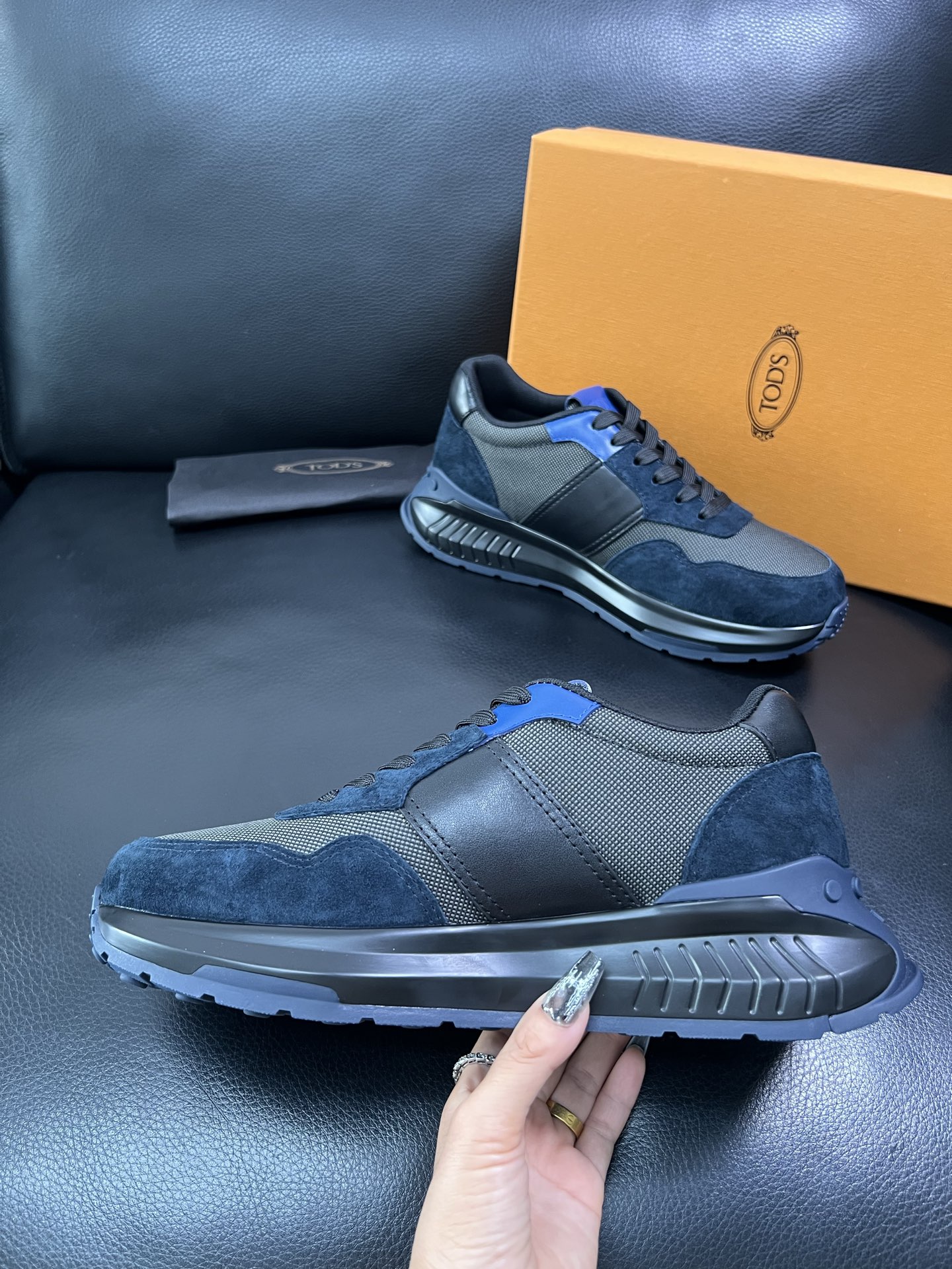 Tods 顶级代购 托德斯 专柜新款，原厂配置意大利进口牛皮搭配网布面料，高品质复杂拼接工艺，经典的外观