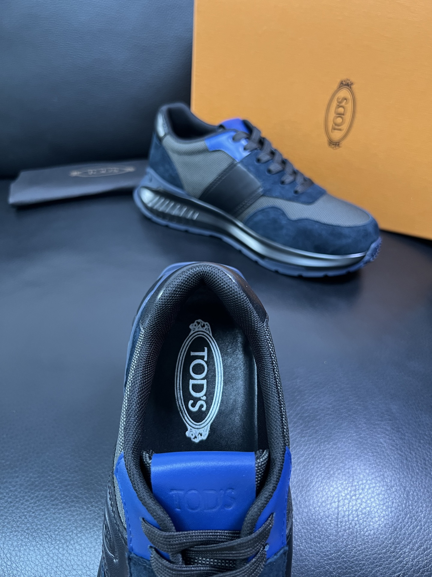 Tods 顶级代购 托德斯 专柜新款，原厂配置意大利进口牛皮搭配网布面料，高品质复杂拼接工艺，经典的外观