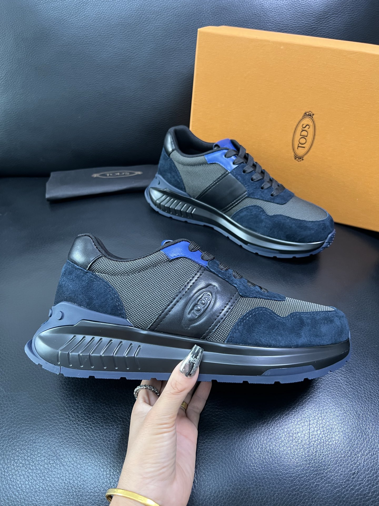 Tods 顶级代购 托德斯 专柜新款，原厂配置意大利进口牛皮搭配网布面料，高品质复杂拼接工艺，经典的外观