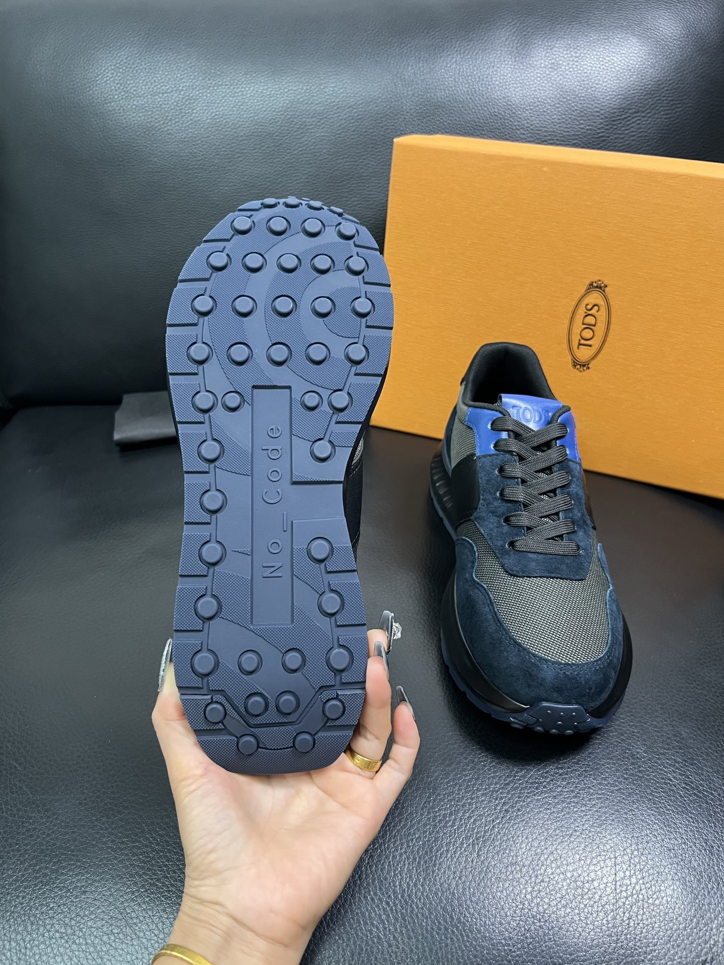 Tods 顶级代购 托德斯 专柜新款，原厂配置意大利进口牛皮搭配网布面料，高品质复杂拼接工艺，经典的外观
