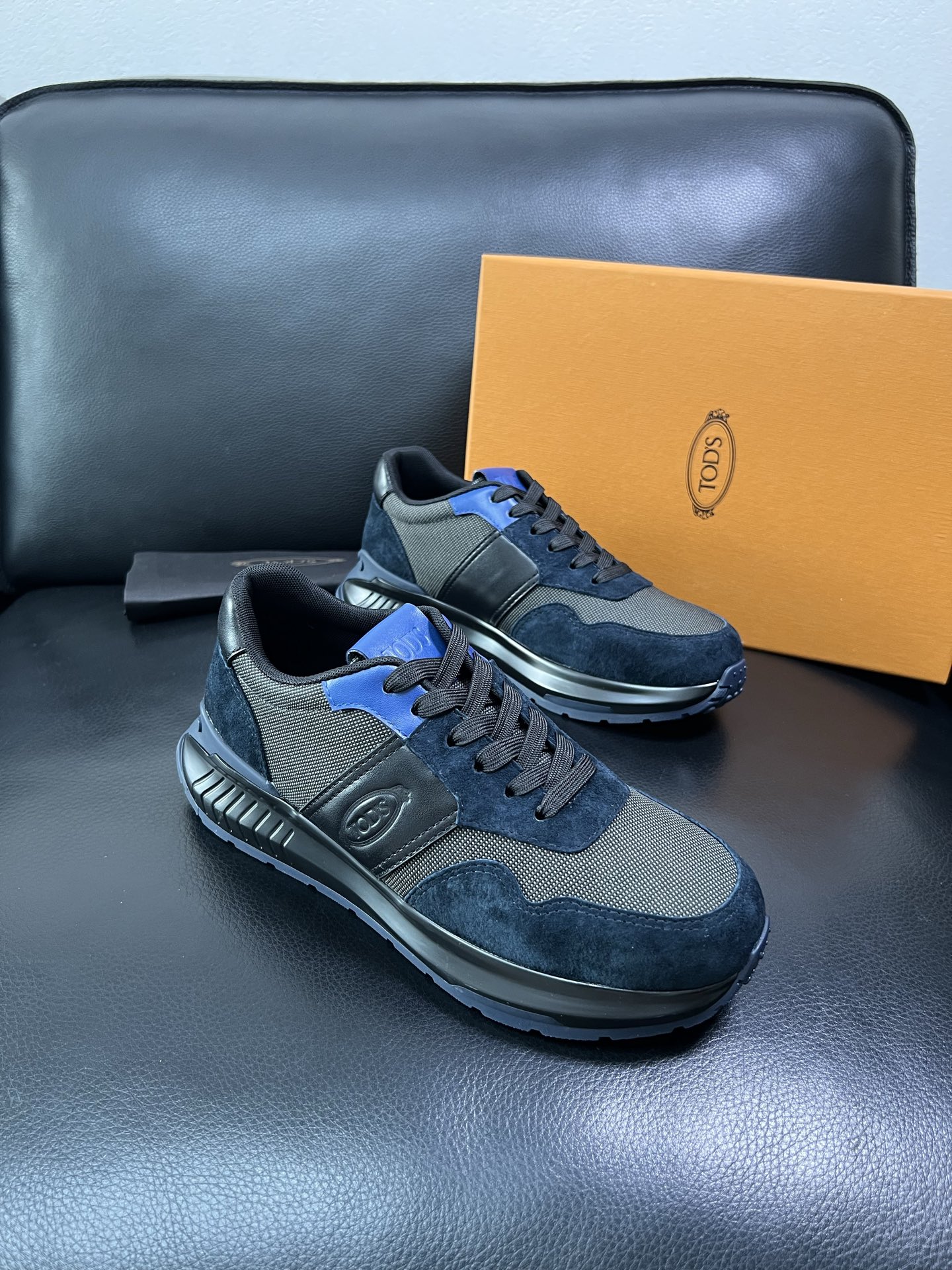 Tods 顶级代购 托德斯 专柜新款，原厂配置意大利进口牛皮搭配网布面料，高品质复杂拼接工艺，经典的外观