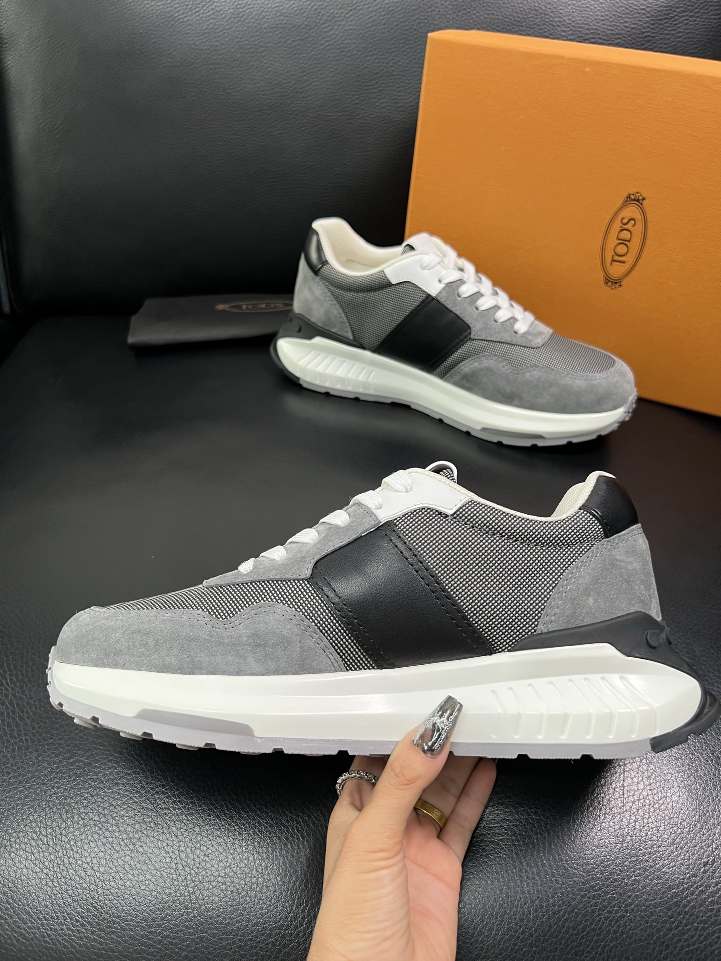 Tods 顶级代购 托德斯 专柜新款，原厂配置意大利进口牛皮搭配网布面料，高品质复杂拼接工艺，经典的外观
