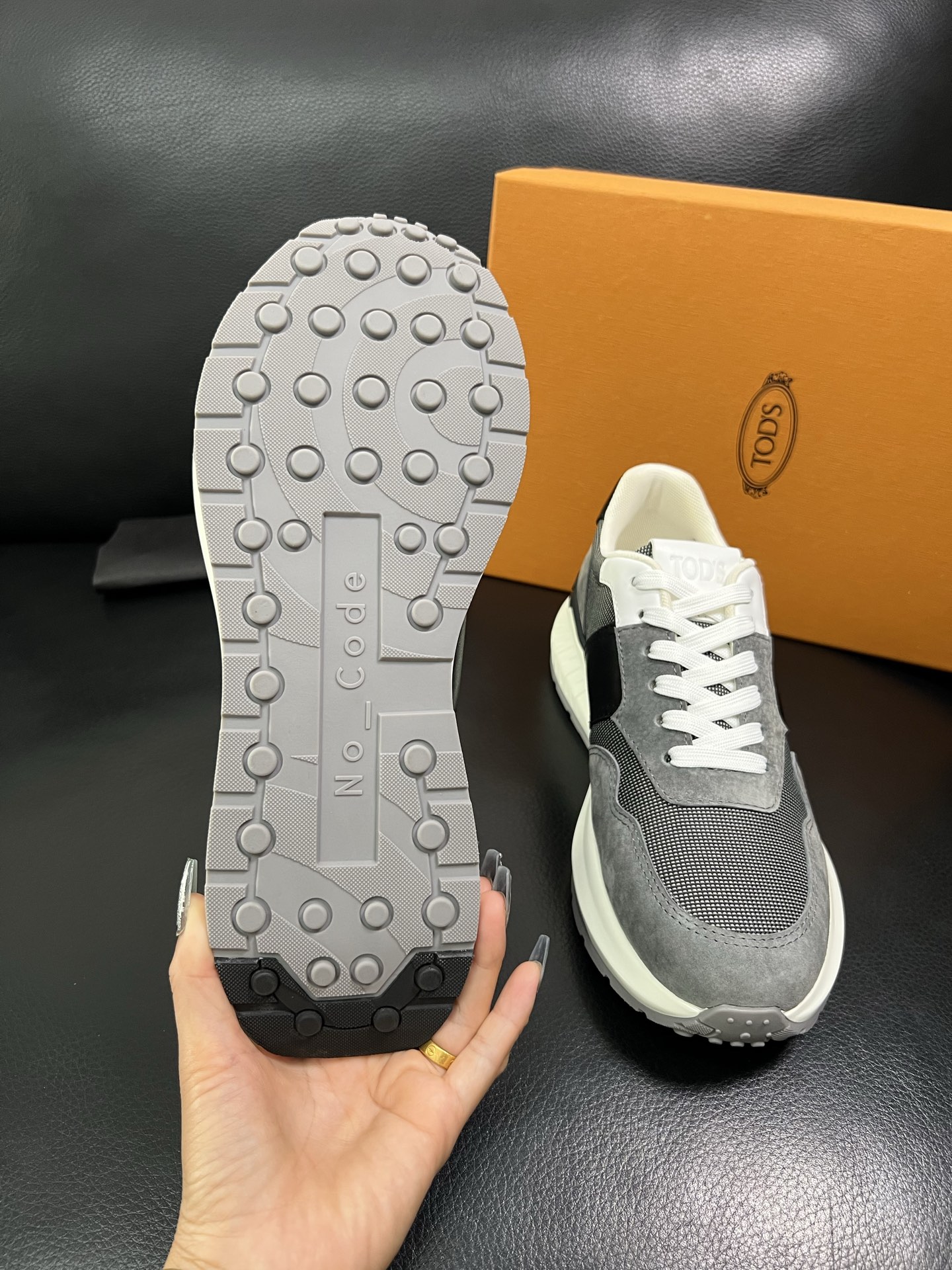 Tods 顶级代购 托德斯 专柜新款，原厂配置意大利进口牛皮搭配网布面料，高品质复杂拼接工艺，经典的外观