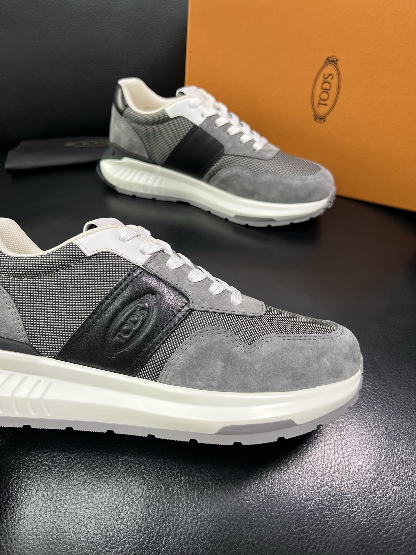 Tods 顶级代购 托德斯 专柜新款，原厂配置意大利进口牛皮搭配网布面料，高品质复杂拼接工艺，经典的外观