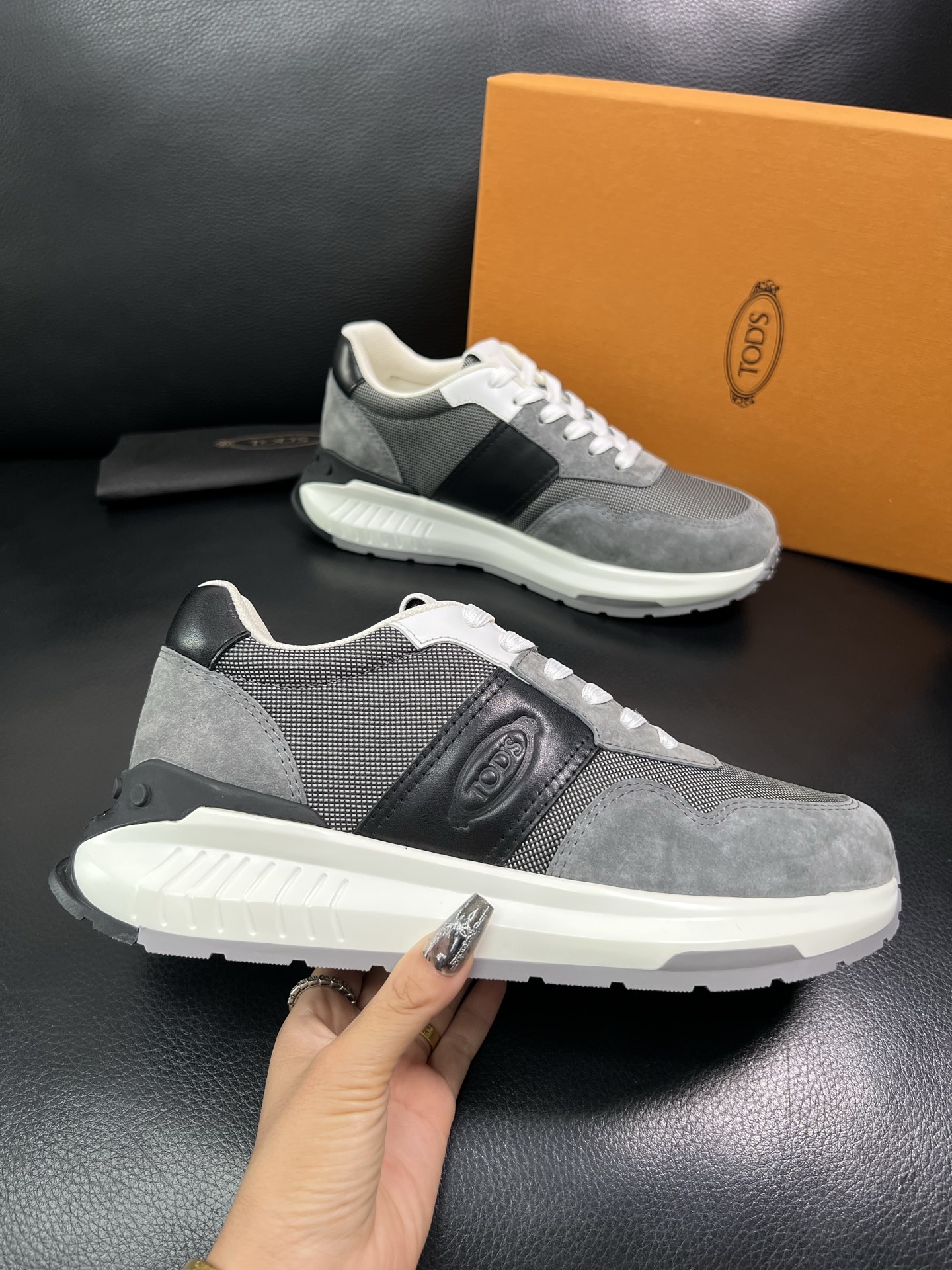 Tods 顶级代购 托德斯 专柜新款，原厂配置意大利进口牛皮搭配网布面料，高品质复杂拼接工艺，经典的外观