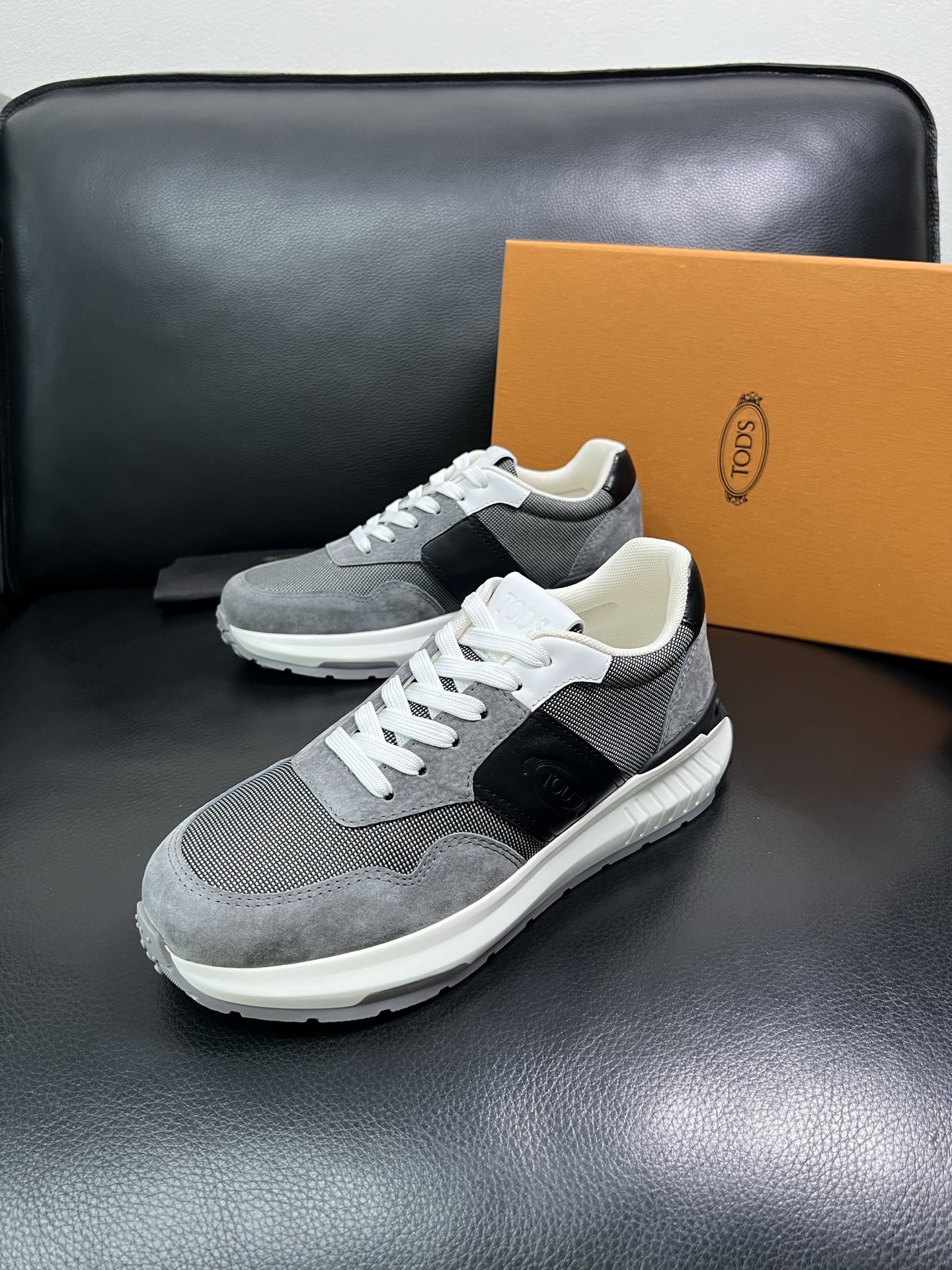 Tods 顶级代购 托德斯 专柜新款，原厂配置意大利进口牛皮搭配网布面料，高品质复杂拼接工艺，经典的外观