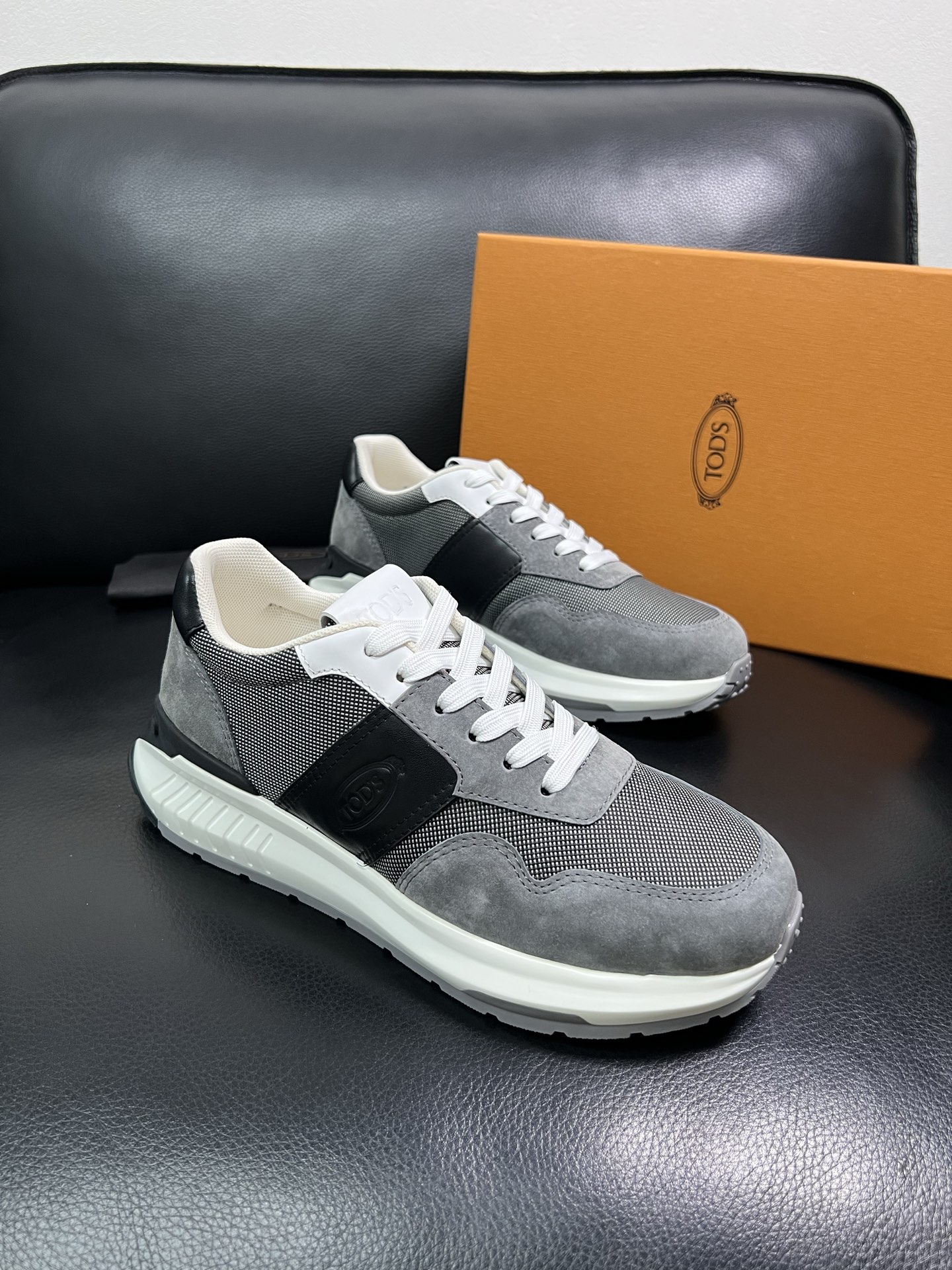 Tods 顶级代购 托德斯 专柜新款，原厂配置意大利进口牛皮搭配网布面料，高品质复杂拼接工艺，经典的外观