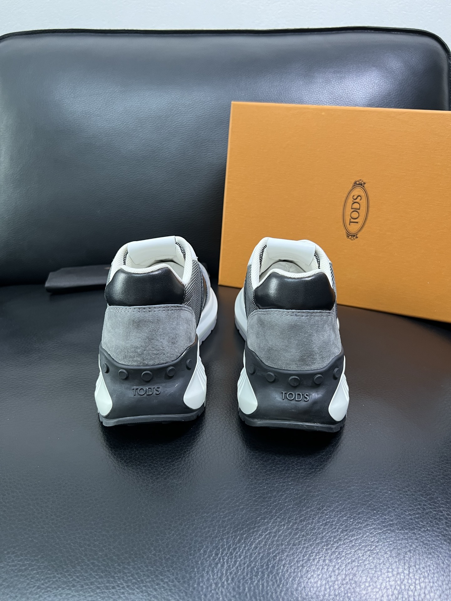 Tods 顶级代购 托德斯 专柜新款，原厂配置意大利进口牛皮搭配网布面料，高品质复杂拼接工艺，经典的外观