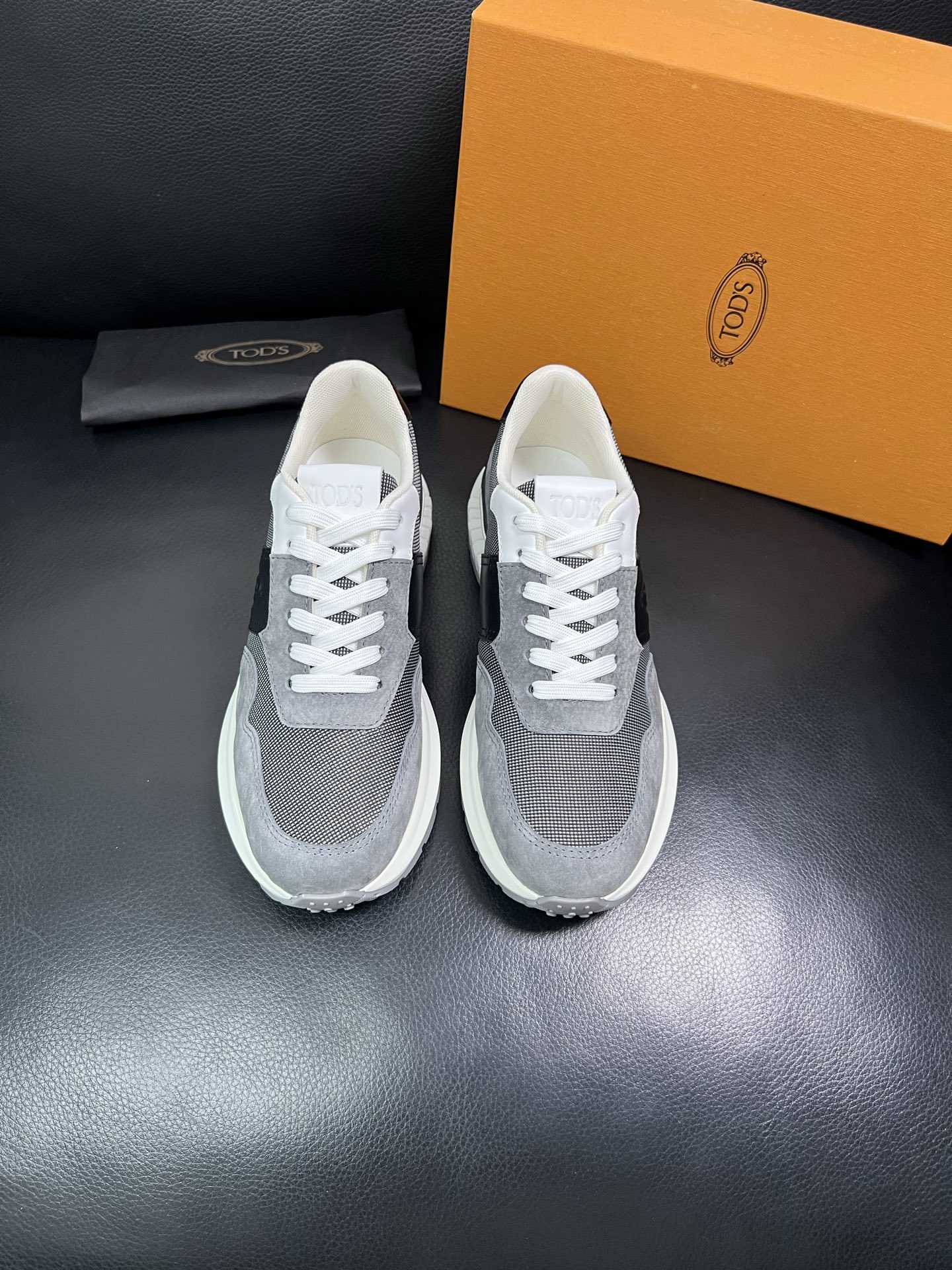 Tods 顶级代购 托德斯 专柜新款，原厂配置意大利进口牛皮搭配网布面料，高品质复杂拼接工艺，经典的外观