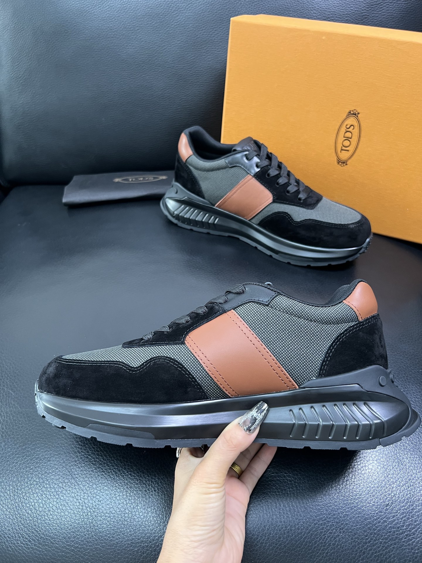 Tods 顶级代购 托德斯 专柜新款，原厂配置意大利进口牛皮搭配网布面料，高品质复杂拼接工艺，经典的外观