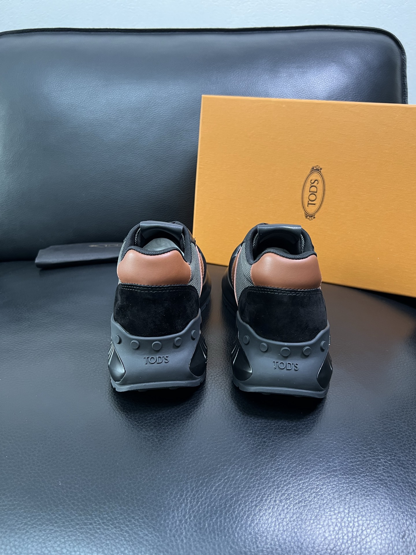 Tods 顶级代购 托德斯 专柜新款，原厂配置意大利进口牛皮搭配网布面料，高品质复杂拼接工艺，经典的外观