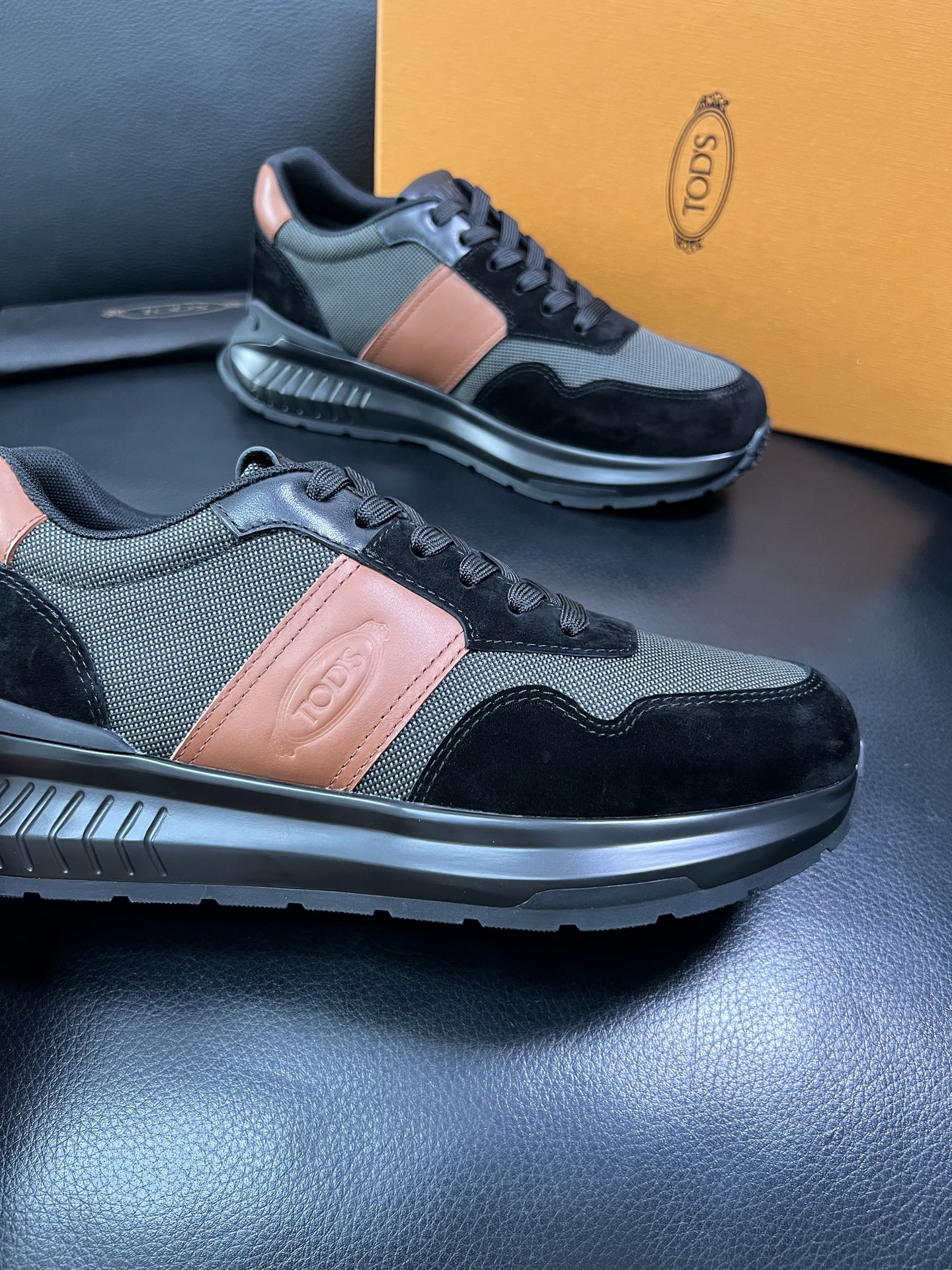 Tods 顶级代购 托德斯 专柜新款，原厂配置意大利进口牛皮搭配网布面料，高品质复杂拼接工艺，经典的外观