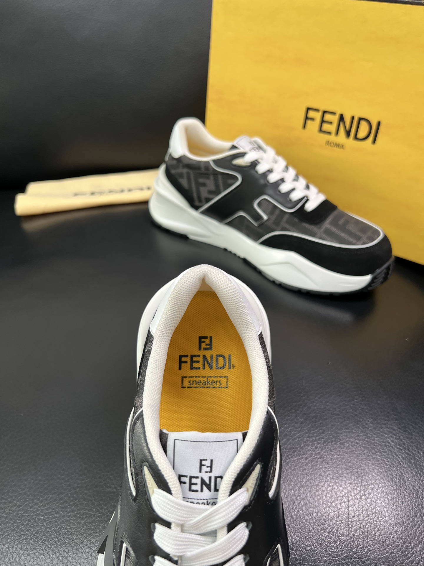 Tods 顶级代购 托德斯 专柜新款，原厂配置意大利进口牛皮搭配网布面料，高品质复杂拼接工艺，经典的外观