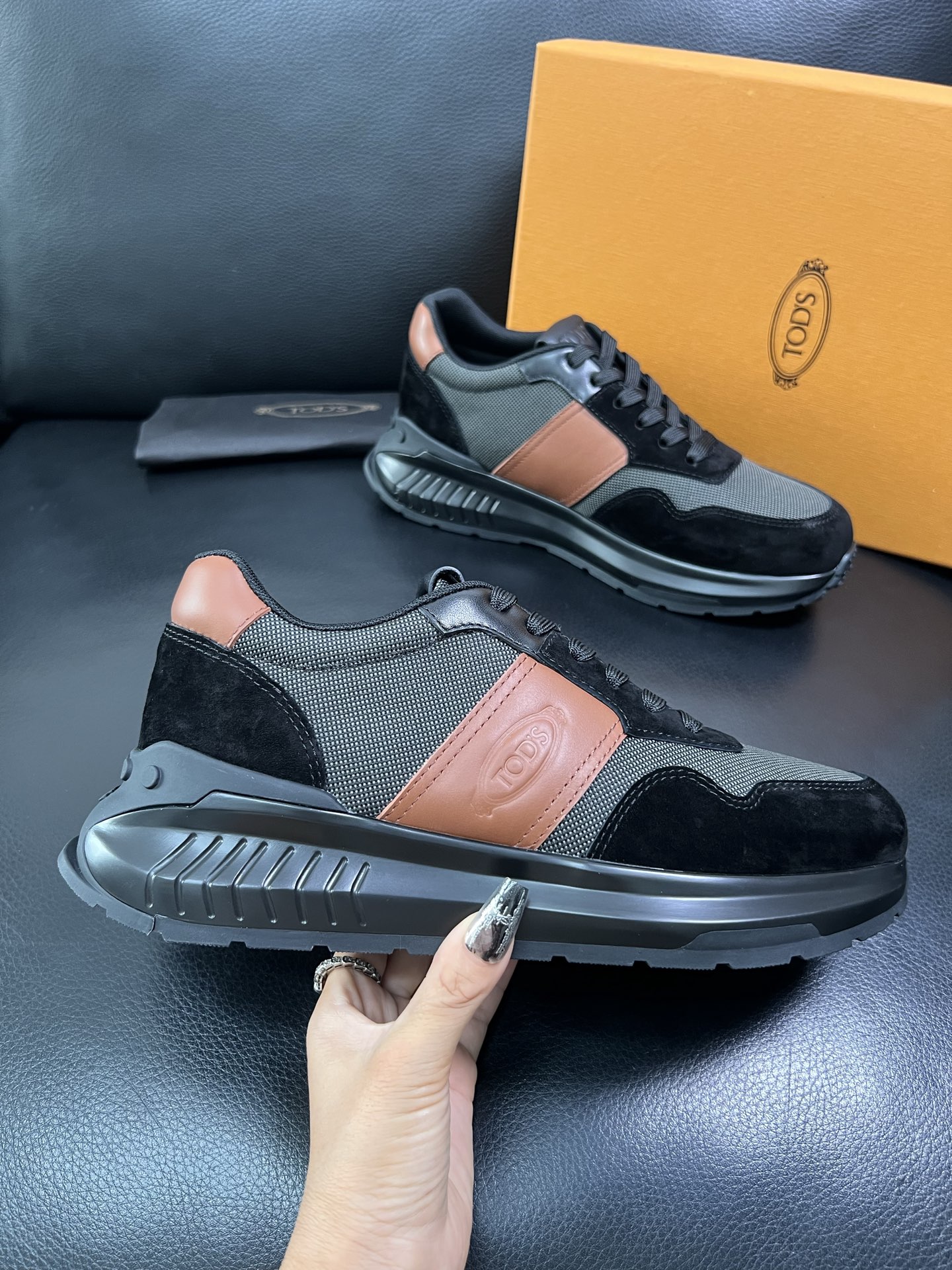 Tods 顶级代购 托德斯 专柜新款，原厂配置意大利进口牛皮搭配网布面料，高品质复杂拼接工艺，经典的外观