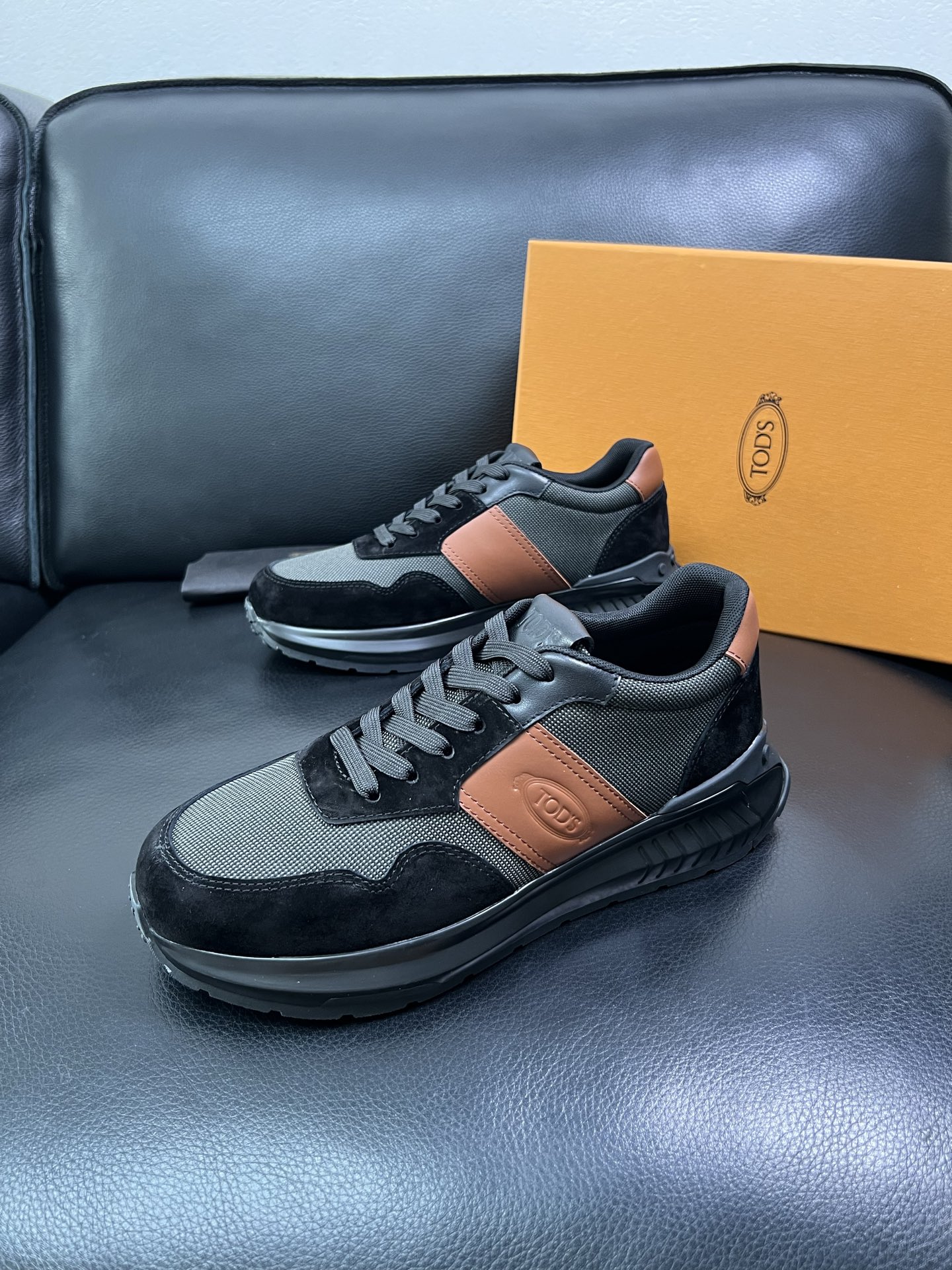 Tods 顶级代购 托德斯 专柜新款，原厂配置意大利进口牛皮搭配网布面料，高品质复杂拼接工艺，经典的外观