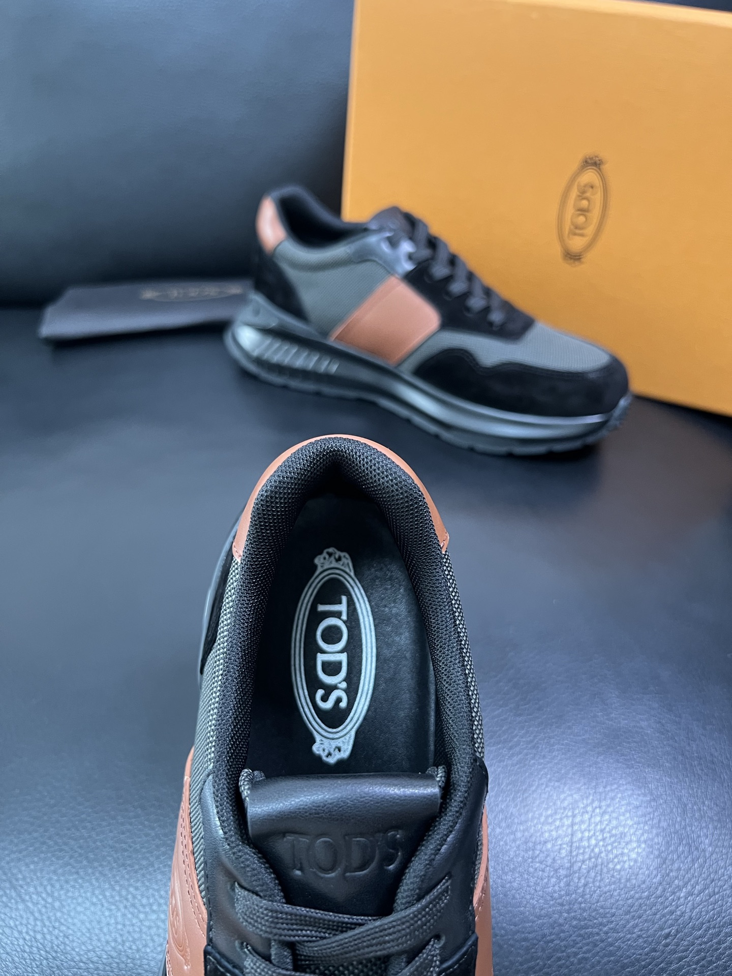 Tods 顶级代购 托德斯 专柜新款，原厂配置意大利进口牛皮搭配网布面料，高品质复杂拼接工艺，经典的外观