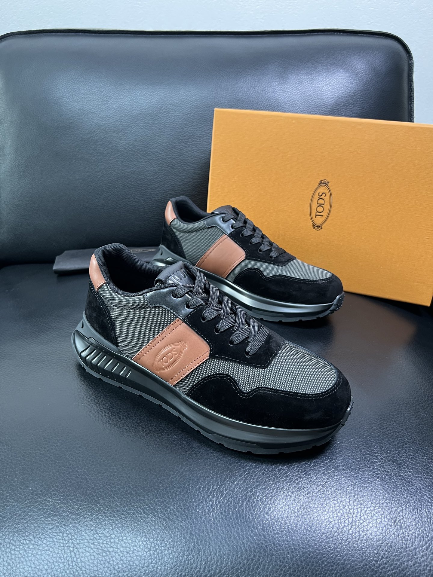 Tods 顶级代购 托德斯 专柜新款，原厂配置意大利进口牛皮搭配网布面料，高品质复杂拼接工艺，经典的外观